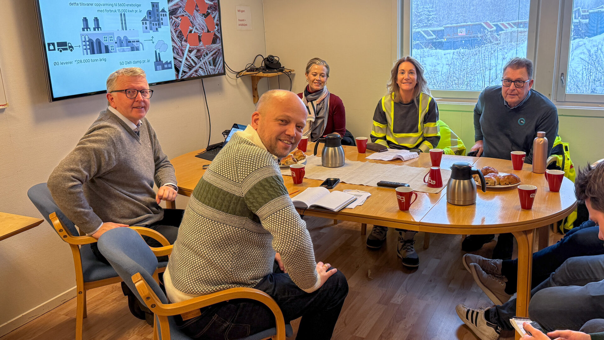 Trygve Slagsvold Vedum var denne uken på besøk hos flere MEF-medlemmer i Innlandet. Her blir han oppdatert på tilstanden i gjenvinningsbransjen av Bjørn Rosenberg (t.v.), daglig leder i Østlandet Gjenvinning. Fra høyre: Leiv Peter Blakstad, regionsjef i MEF, Julie Brodtkorb, daglig leder MEF, og varaordfører i Gjøvik, Kjersti Bjørnstad. (Foto: Njål Hagen)