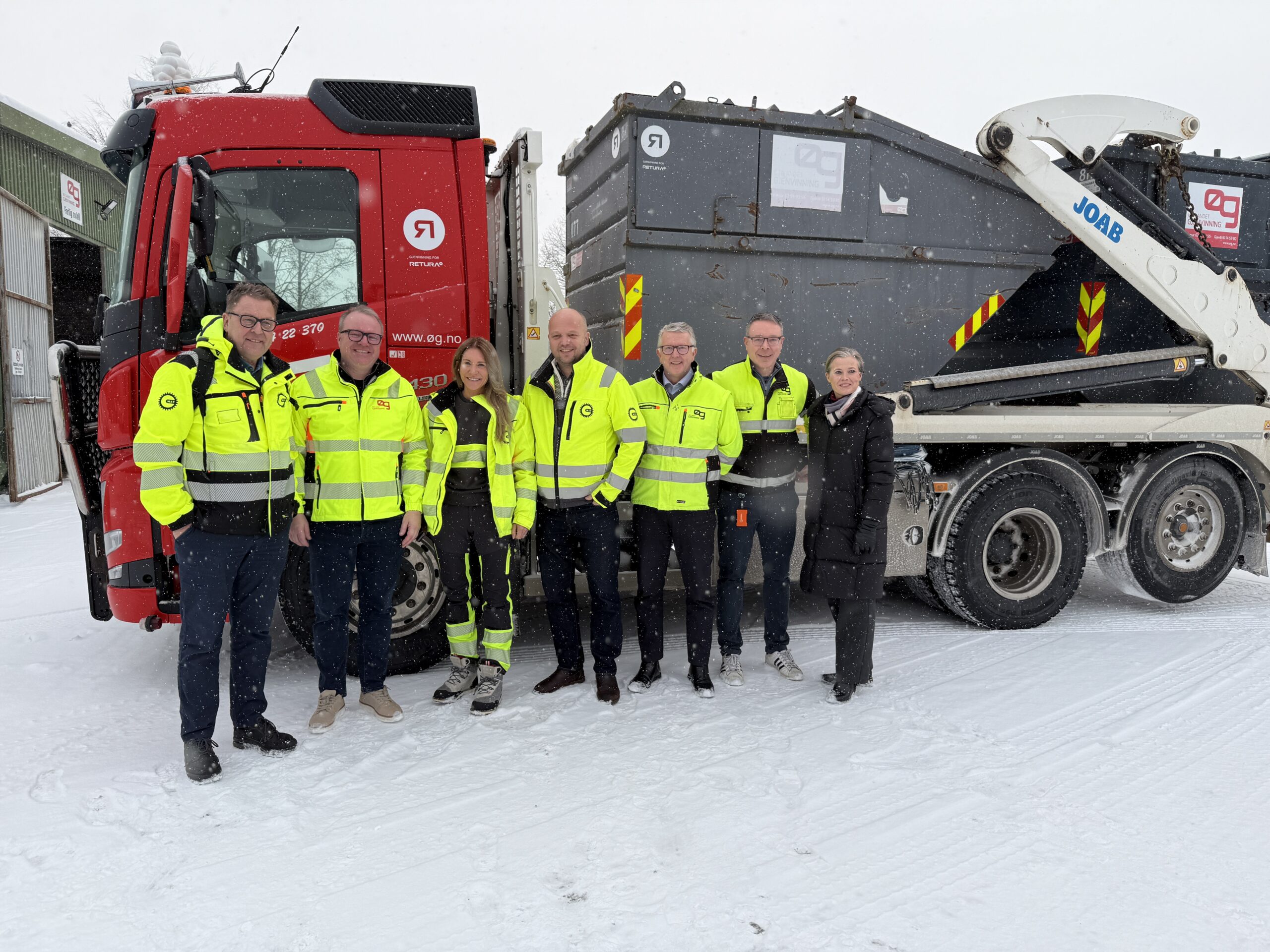 Samling i snøværet: Fra venstre: Leiv Peter Blakstad (MEF), Svein Erik Nilsen (ØG), Julie Brodtkorb (MEF), Trygve Slagsvold Vedum (Sp), Bjørn Rosenberg (ØG), Lasse Ose Bakken (ØG), og Kjersti Bjørnstad (Sp). (Foto: Njål Hagen)