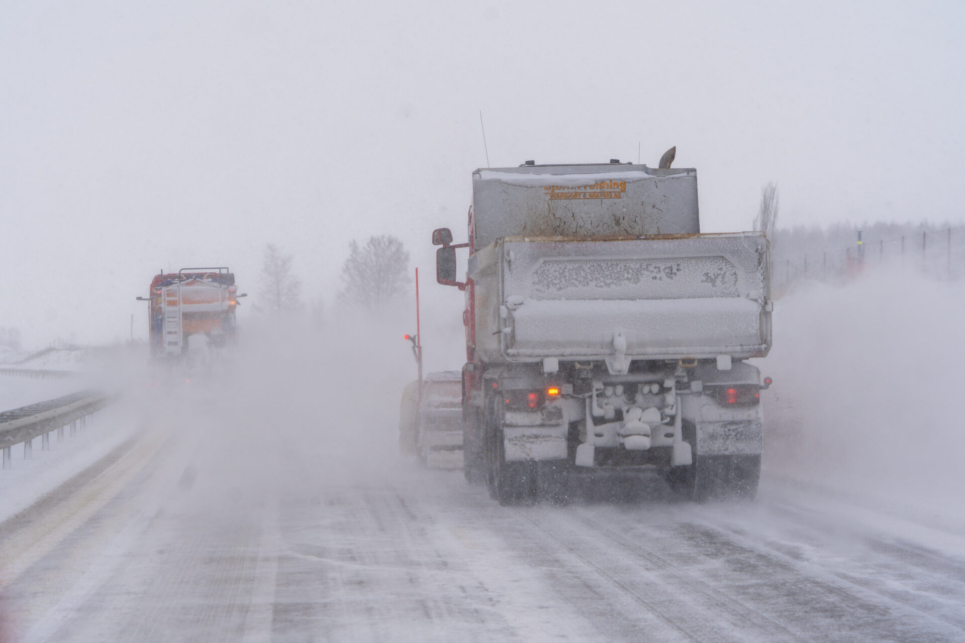 Snøbrøyting på E6 forbi Hamar. (Foto: Nye Veier)