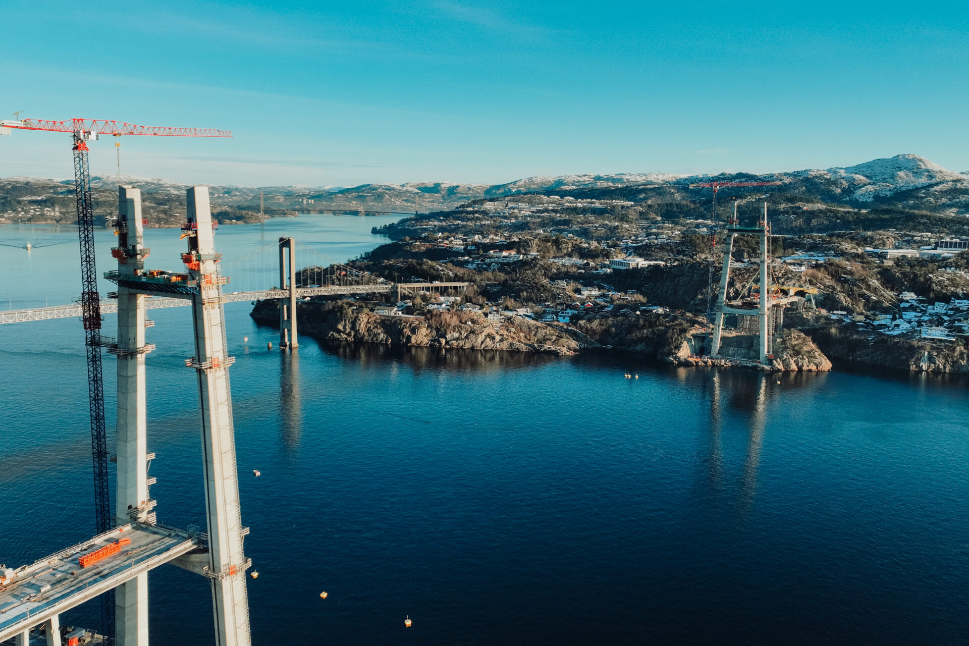Brotårnene til de nye Sotrabroa. Bildet er tatt tidligere i januar. Arbeidet med kabler starter i februar. (Foto: Bjarte Ågotnes Olsen, Statens vegvesen)