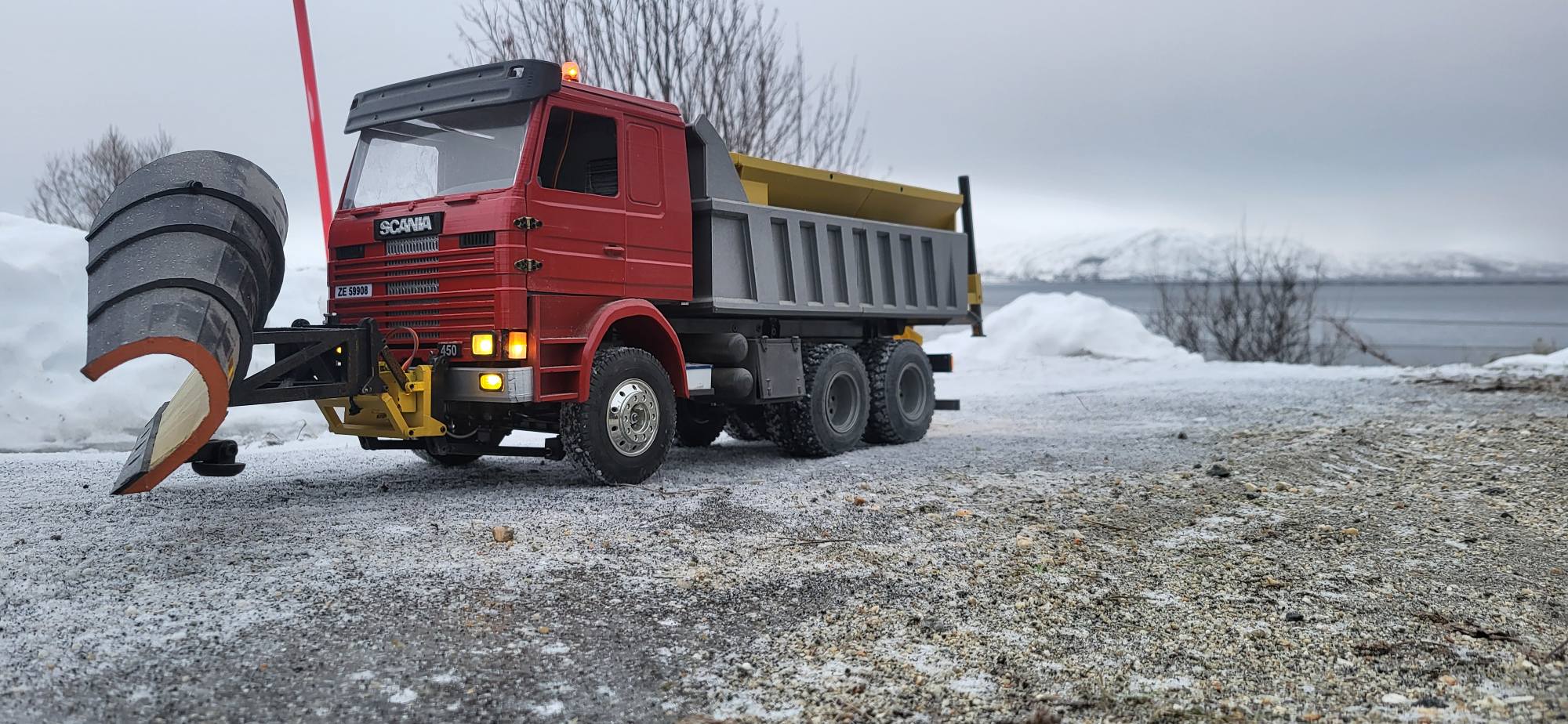 Med tandemdrift og god bakkeklaring tar Scaniaen seg godt frem. (Foto: privat)