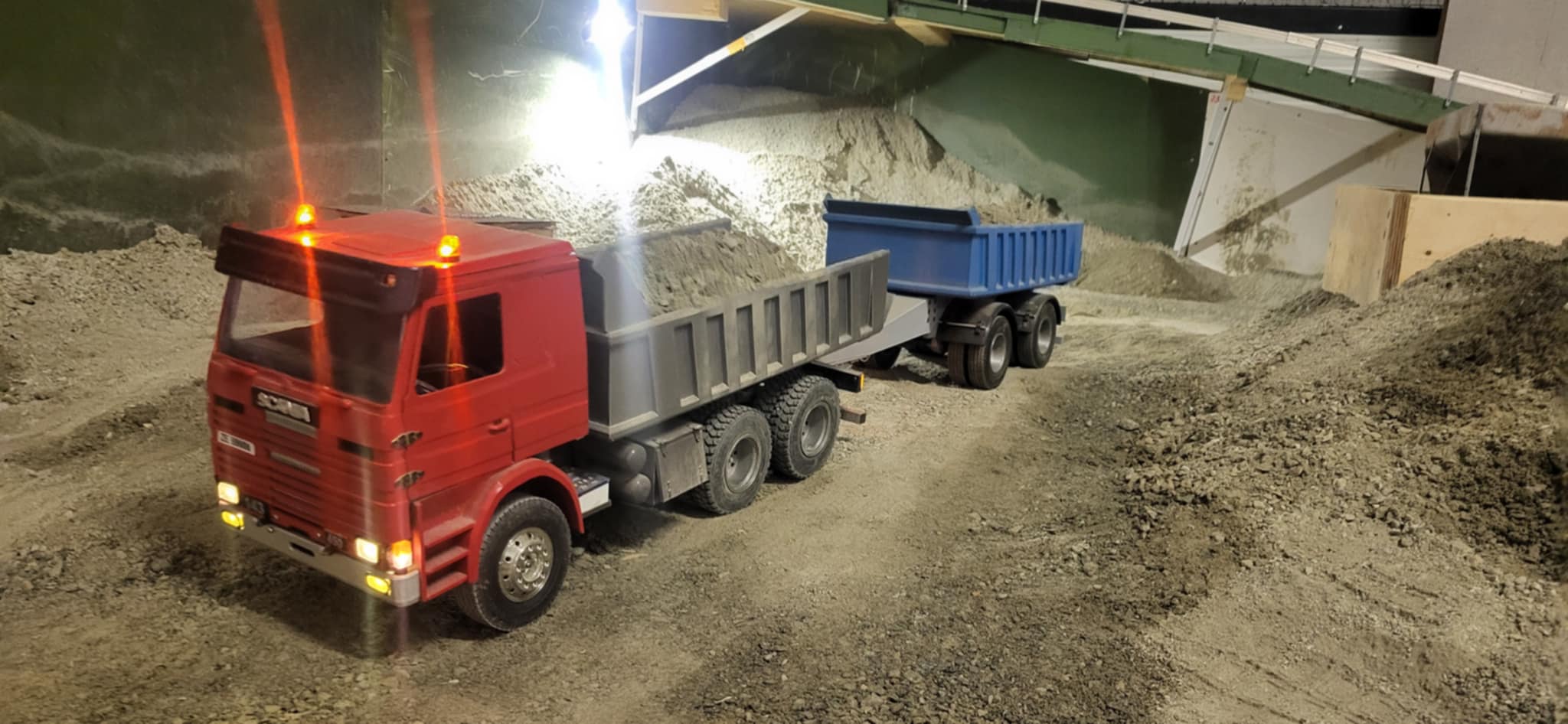 Eliassen har bygget flere tilhengere til Scaniaen, blant annet denne to-akslede tippkjerra. (Foto: privat)