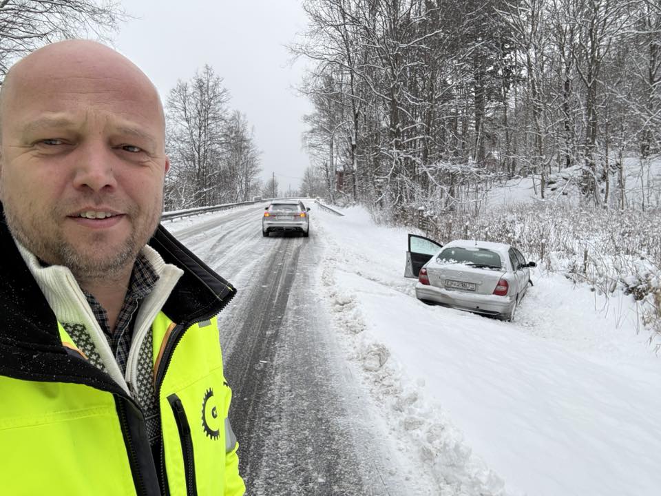 På vei til partimøte i Oslo hjalp Trygve Slagsvold Vedum, korrekt antrukket i synlighetsjakke med MEF-logo, en uheldig bilist som hadde havnet i grøfta på det glatte føret på fv.33 langs vestsiden av Mjøsa. (Foto: privat)