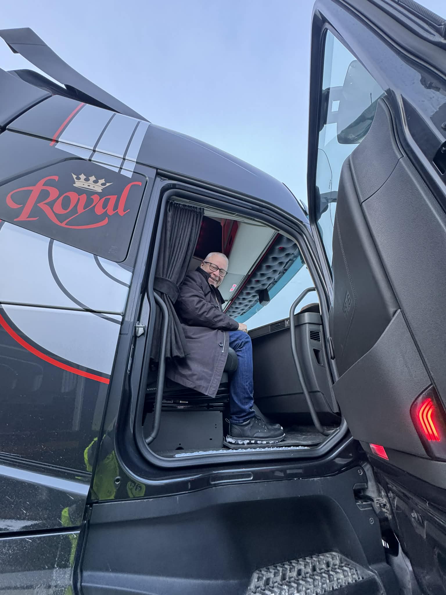 Mandag denne uken fikk Bård Hoksrud (FrP)oppleve den rasutsatte og smale delen av fv. 33, fra Minnesund til Feiring, fra førerhuset. Veien ble kåret til Norges verste i 2025. (Foto: Solvår Milach Strand, MEF)