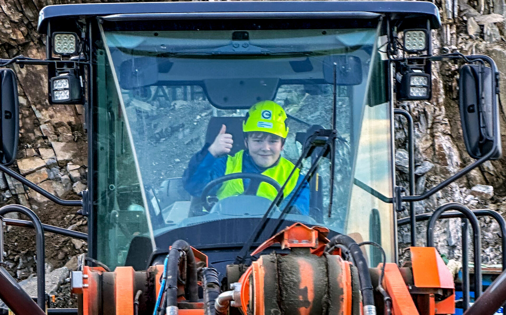 Felix hadde en minnerik dag på jobb sammen med bestefar. (Foto: Rolf Erling Heggem)