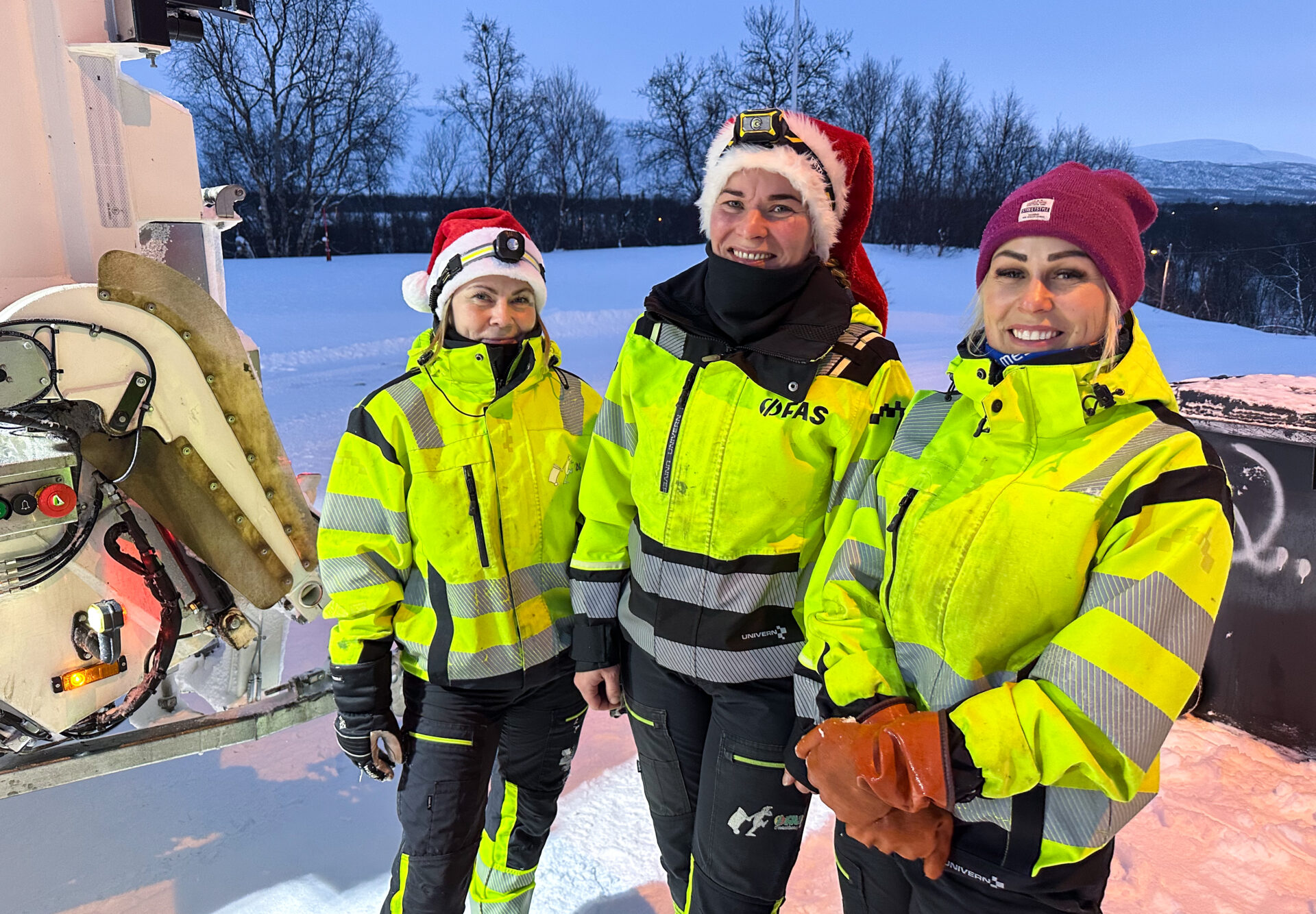 Det var tre virkelig smørblide damer fra ØFAS vi møtte et par mil nord for Tana bru. Fra venstre: Malene Lindi Johansen, Ida Katrine Olsen og Erica Jensen. (Foto: Runar F. Daler)