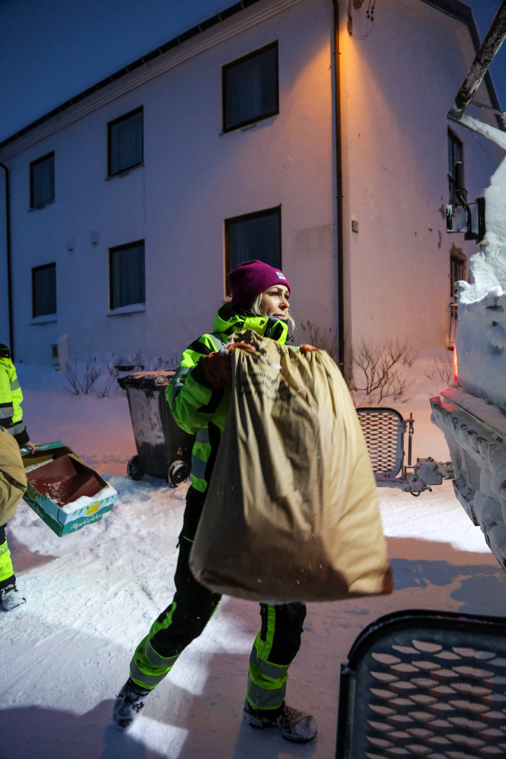 Det kan være bli noen tunge løft i løpet av en arbeidsdag. Her er Erica i aksjon. (Foto: Runar F. Daler)