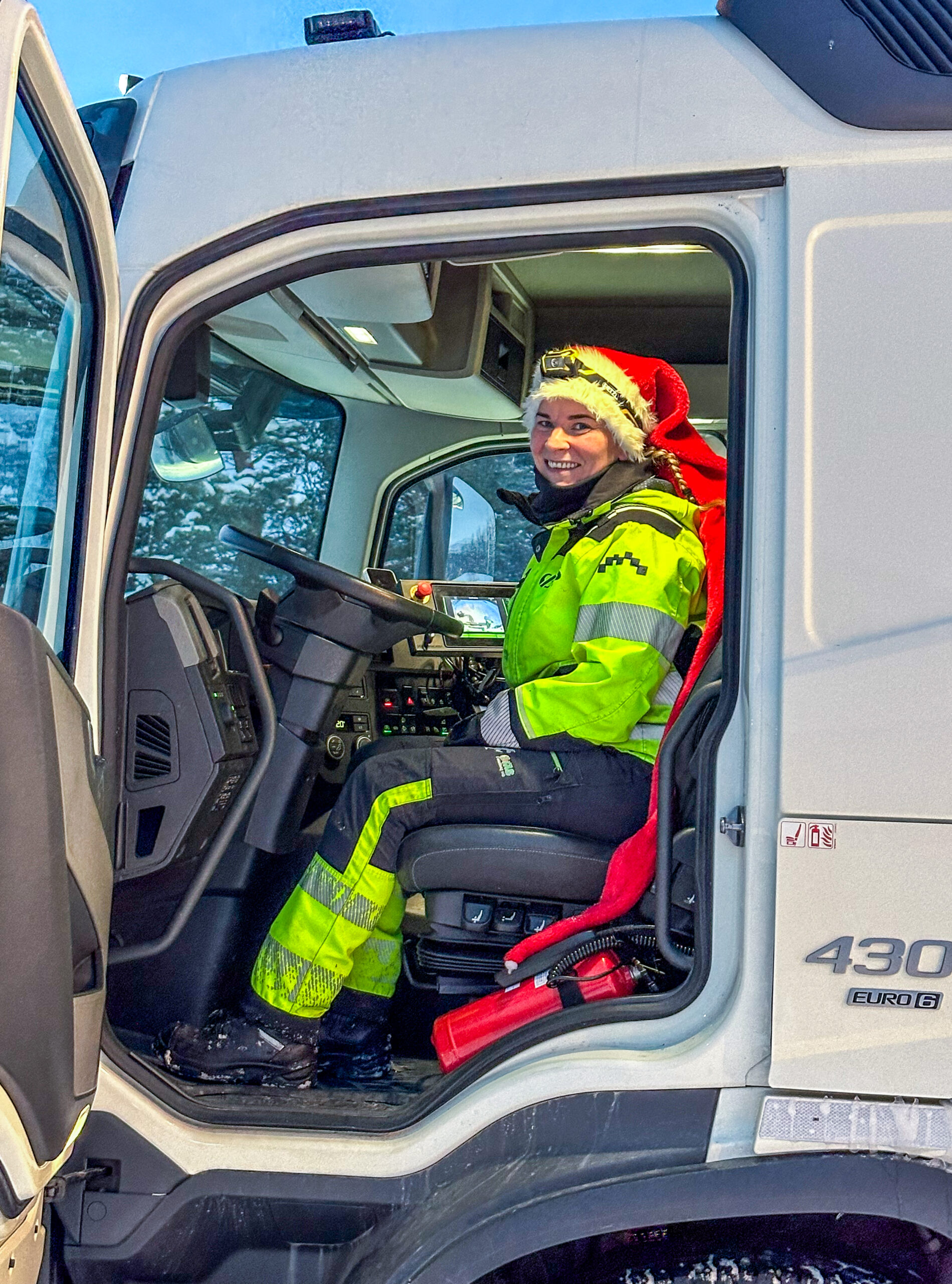 Ida er spesielt fornøyd med at den nye renovasjonsbilen er en Volvo. (Foto: Runar F. Daler)