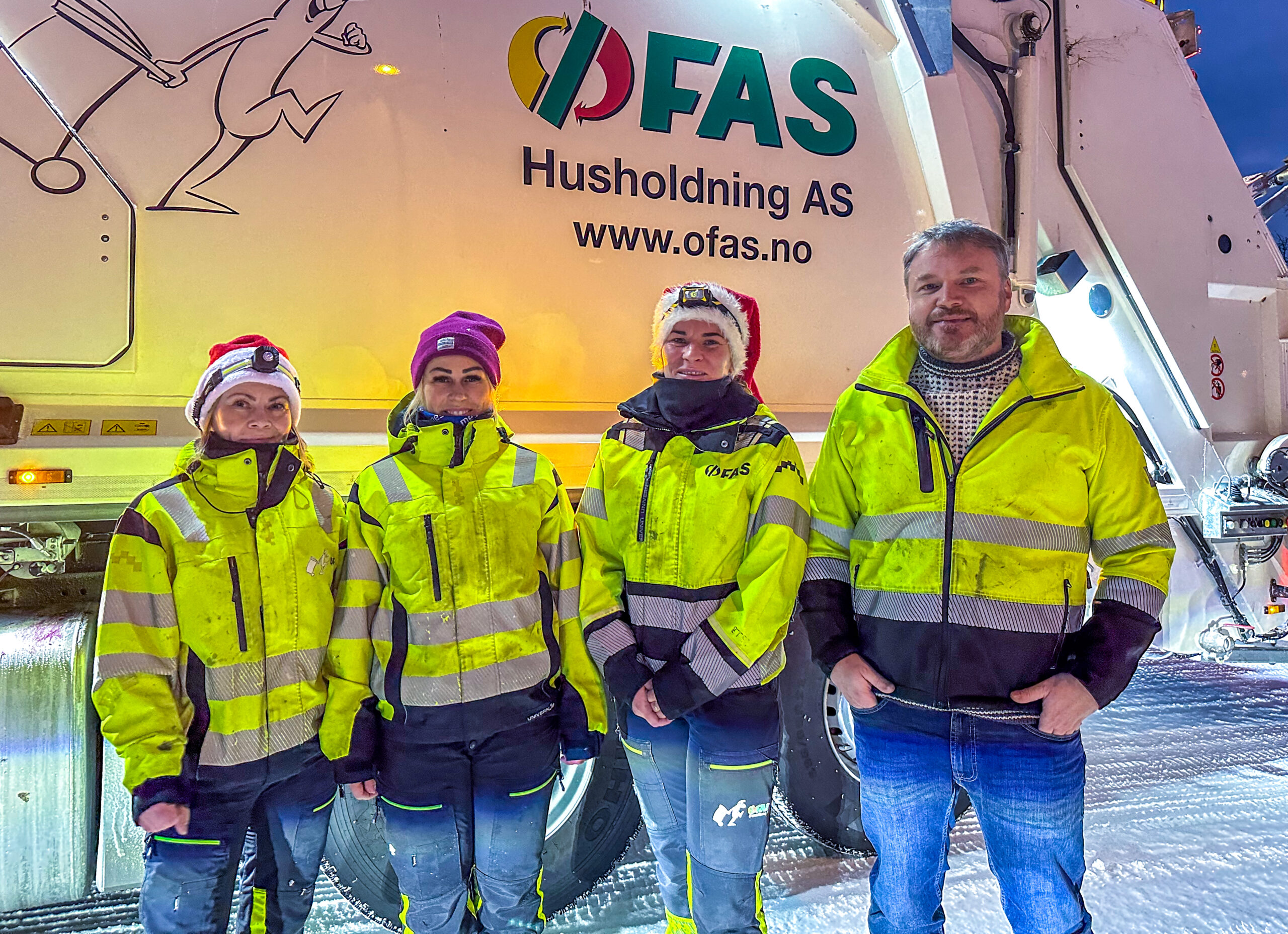 Elling Ellingsen (til høyre), driftsleder i ØFAS Husholdning, mener jentene bidrar positivt til arbeidsmiljøet. – Det gjør noe med arbeidsmiljøet og synergien i gruppa når begge kjønn er representert, sier han. (Foto: Runar F. Daler)