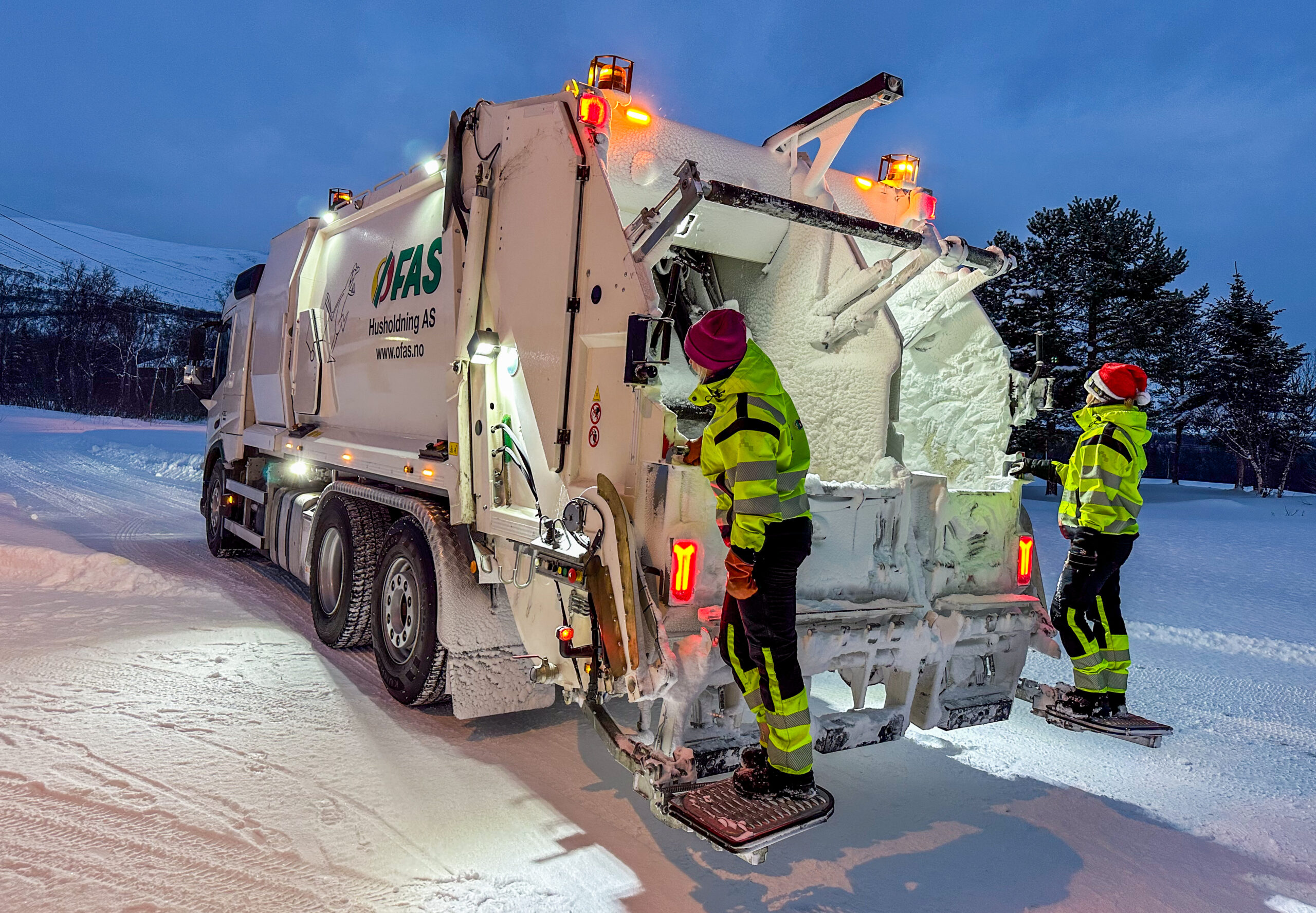 Barnehagebarn er damene største fans. De synes det er så gøy at de står bakpå bilen, og de følger med i vinduene hver morgen når de kjører forbi. (Foto: Runar F. Daler)