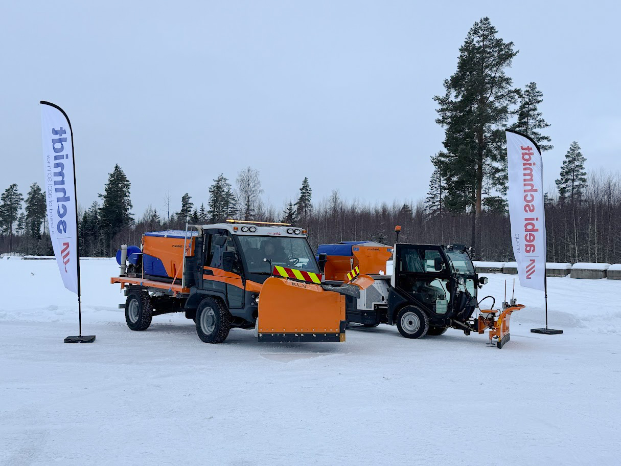 Til høyre er Schmidt Flexigo 150, vinterutrustet med Schmidt Tellefsdal VPL-plog og Schmidt Stratos strøer. Den litt større Aebi VT 470 Vario transporter, også denne utstyrt for snørydding. (Foto: Aebi Schmidt)