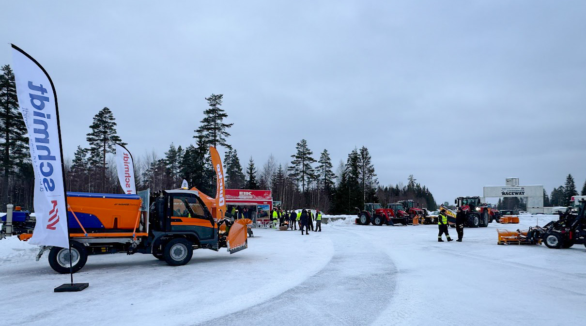 Det er Eiksenteret Kløfta, med inviterte leverandører, som arrangerte brøytedemo på Gardermoen Raceway. (Foto: Aebi Schmidt)