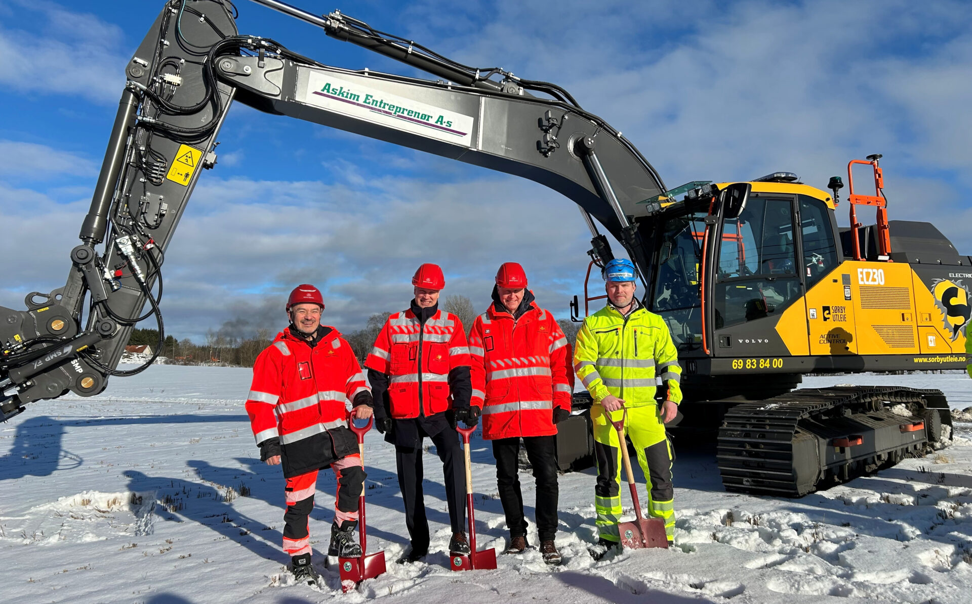 Byggeleder Geir Østlund i Statens vegvesen, samferdselsminister Jon -Ivar Nygård, ordfører Saxe Frøshaug og prosjektleder Christian Olavsen i Askim Entreprenør AS, markerte starten på byggingen av den nye gang- og sykkelveien. (Foto: Ivar Brandvol/Statens vegvesen)