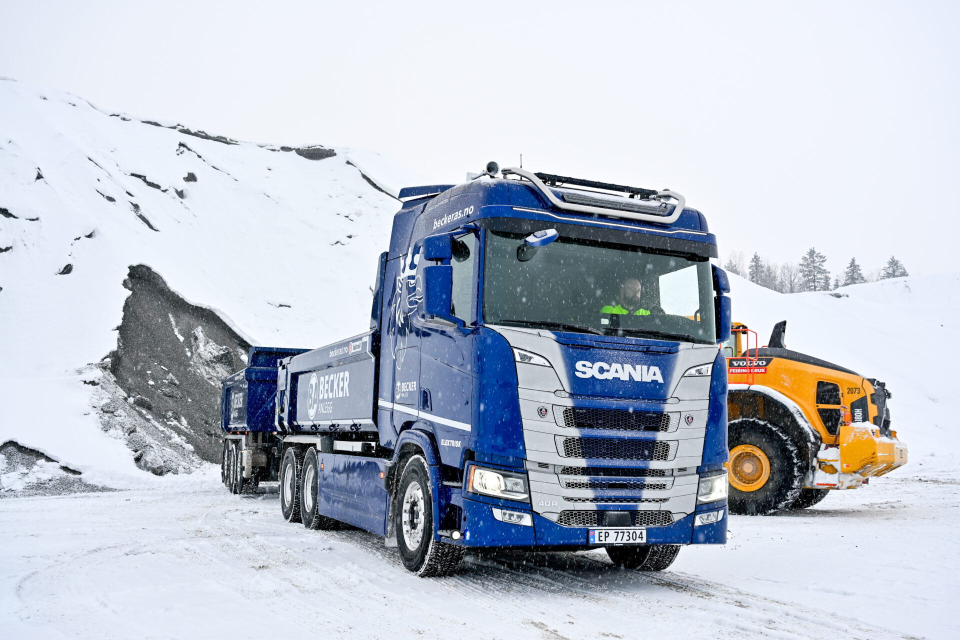 FØRSTE: Becker Anlegg har fått levert den første elektriske tippbilen av Scanias tredje generasjon elektriske lastebiler. (Foto: Norsk Scania)