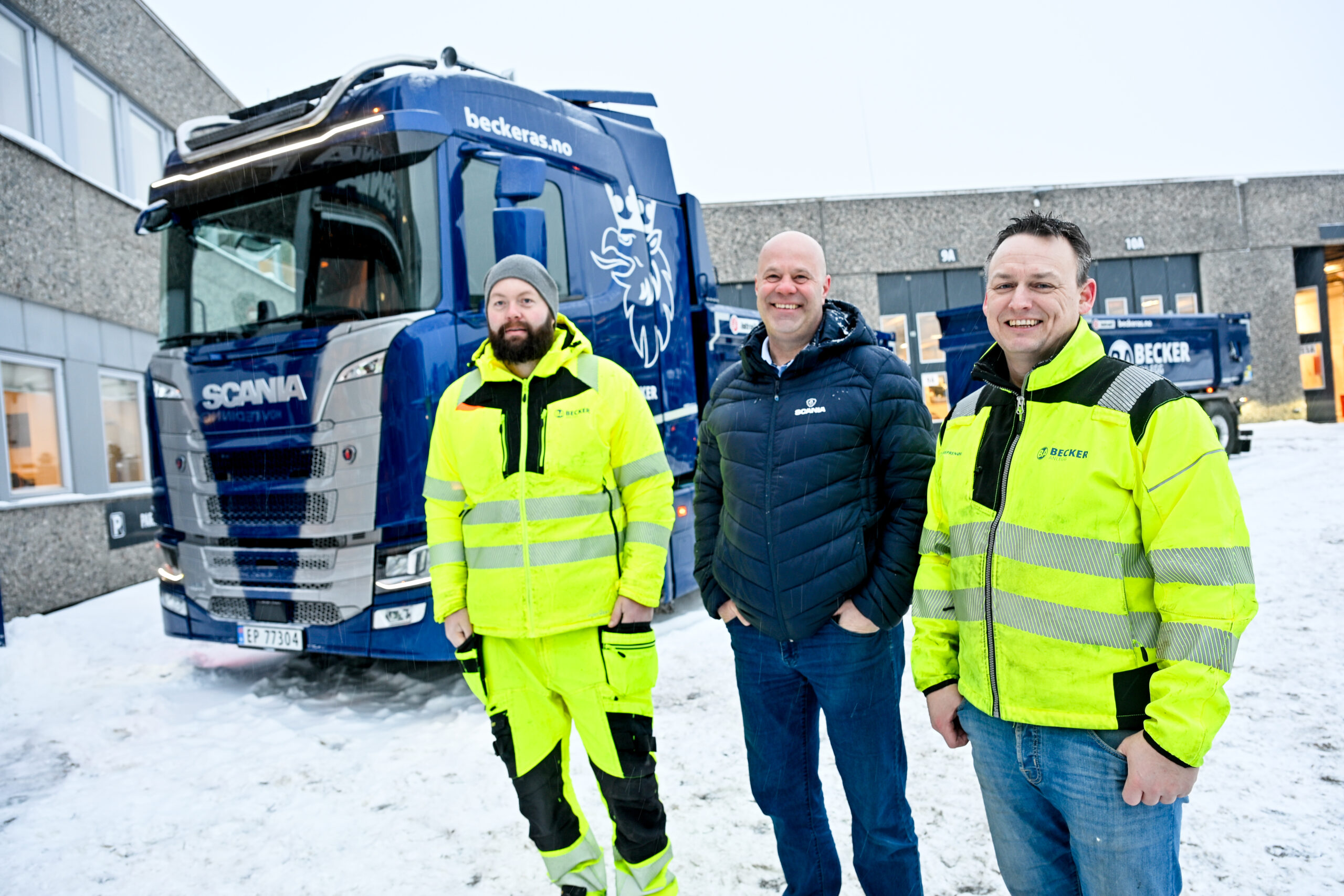 Sjåfør Thomas Skorge (t.v.) og Hans Erik Becker (t.h.) gleder seg til å ta bruk den nye elektriske tippbilen. I midten er Scania-selger Ståle Aas. (Foto: Norsk Scania)