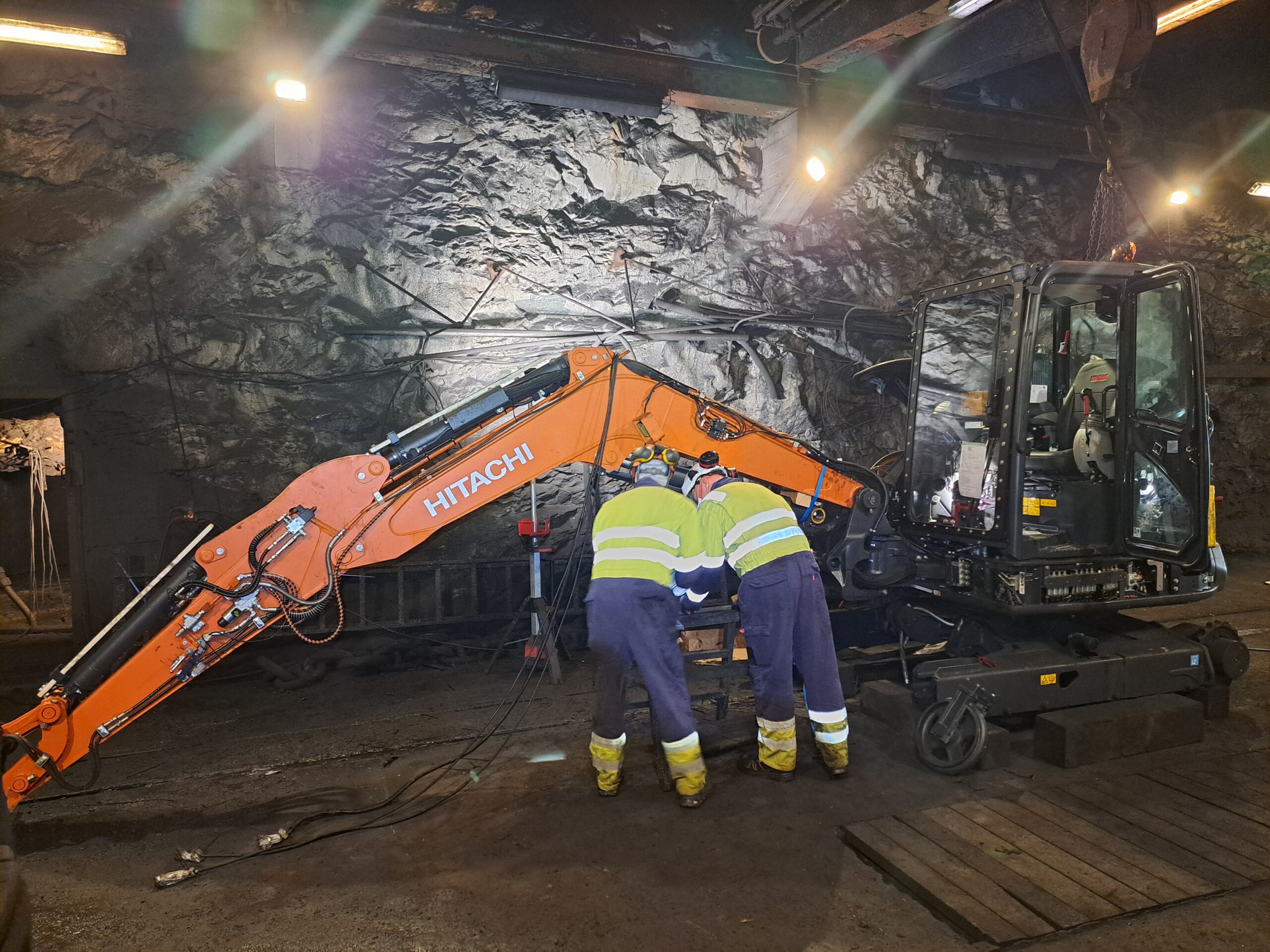 Minigraveren måtte demonteres, for så å monteres sammen igjen inne i gruva. (Foto: Nasta)