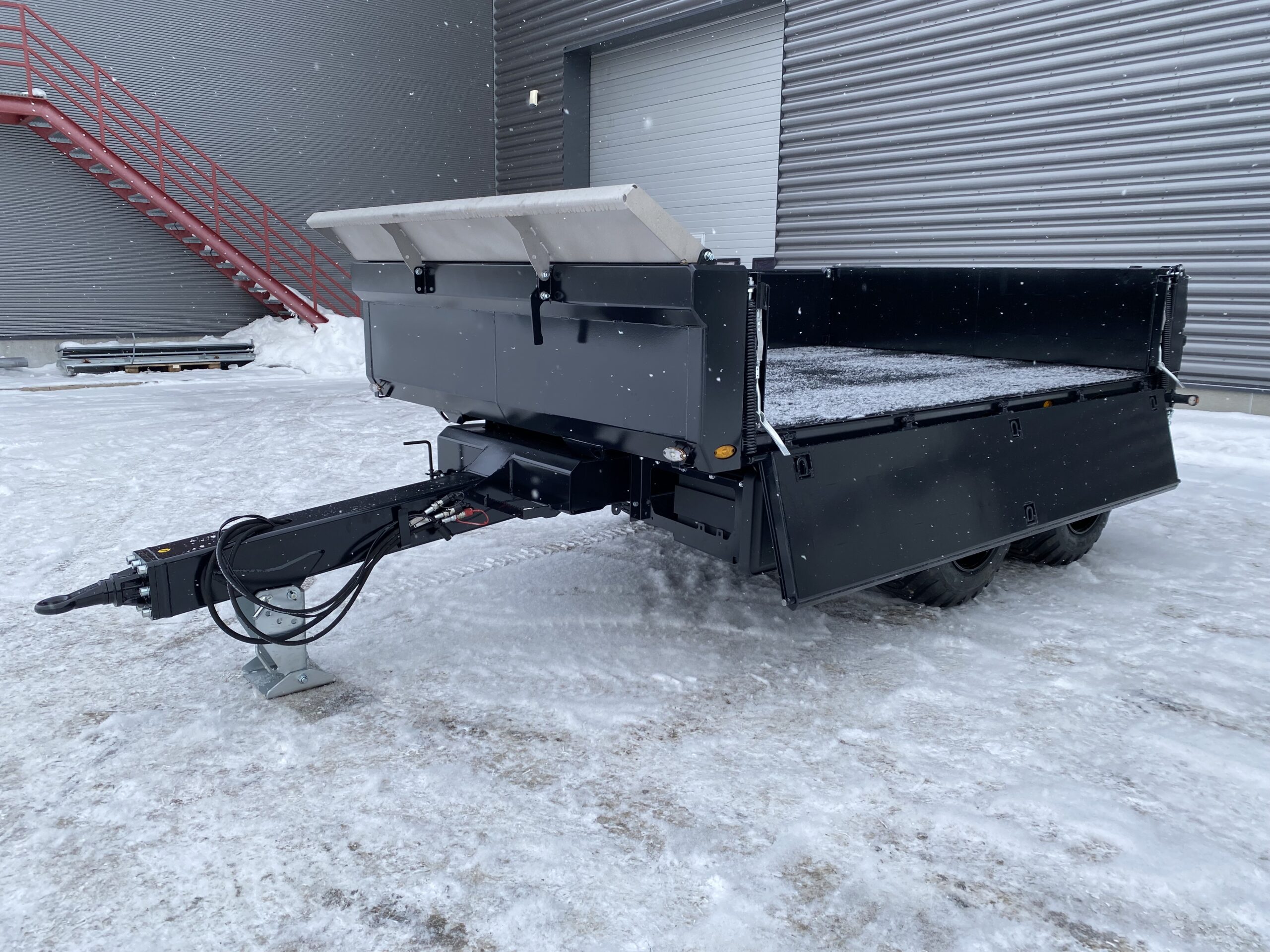 Tilhengeren har nedleggbar karm på venstre side. (Foto: Fåvang Maskin)