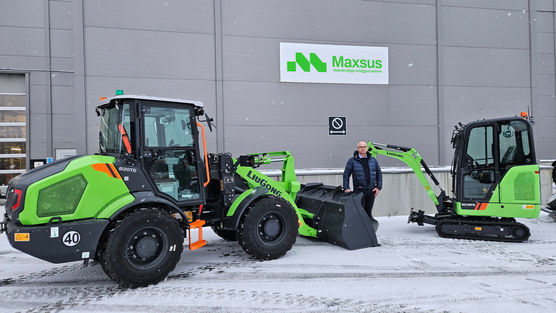 Salgsansvarlig i Maxsus AS, Kjetil Søreng, foran LiuGong 820TE og 9018FE, to helelektriske maskiner som er klare for levering til det norske markedet. (Foto: Maxsus AS)