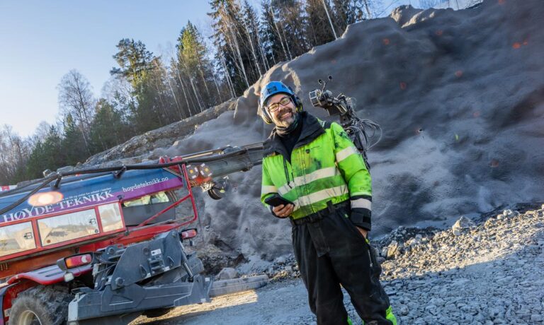 Ken Terje Moen har 12 års erfaring med SmartDok og setter pris på at appen er intuitiv og enkel å bruke, selv under krevende forhold ute på anlegget.