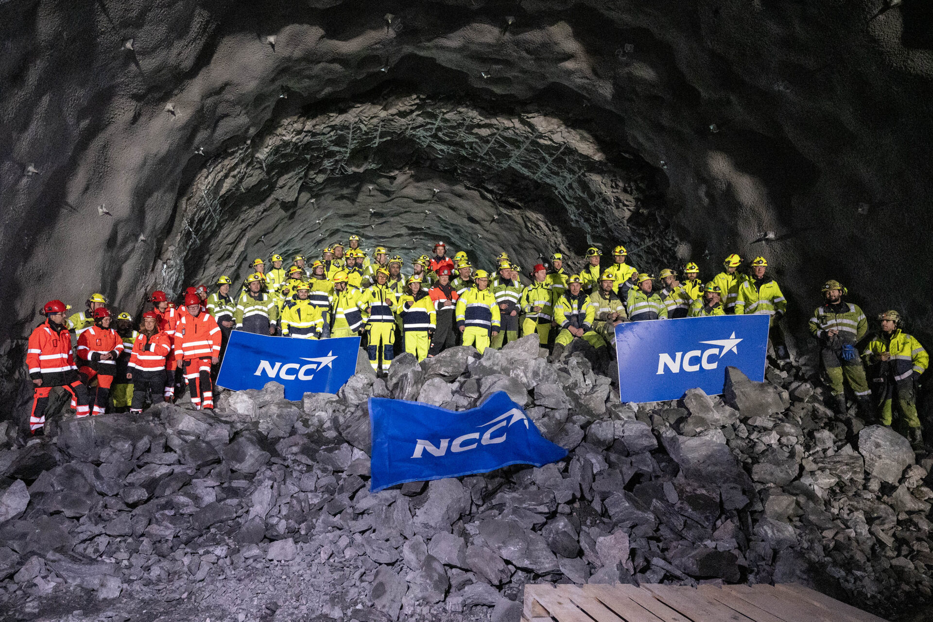 Gjennomslagssalva i Lerstadtunnelen i Ålesund ble avfyrt onsdag ettermiddag. NCC og Statens vegvesen feirer gjennombruddet oppe på røysa etter sprenginga. (Foto: Ole Kristian Åset, Statens vegvesen)
