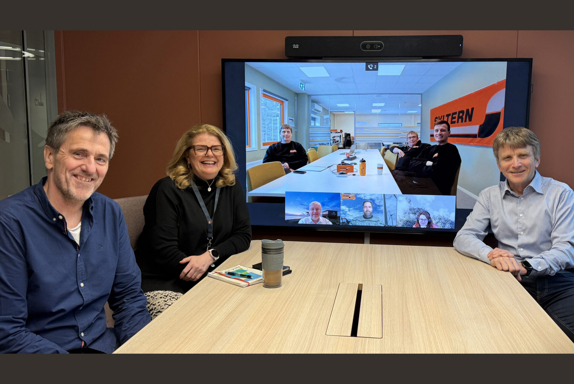 God stemning: Mandag 23. februar ble kontrakten for rv. 80 Sandvika-Sagelva signert. Rundt bordet (f.v.): Morten Tøgersen (byggeleder), Anne Grethe Olsen (utbyggingsdirektør nord) og Arild Hegreberg (prosjektleder i Statens vegvesen). Stort bilde på skjermen (f.v.): Jostein Syltern (prosjektleder), Per-Ola Bye (hovedanleggsleder) og Thomas Strand (anleggsleder hos Syltern AS). I mindre bilder nede på skjermen (f.v.): Kjell Inge Davik (utbyggingsdirektør i Statens vegvesen), Svein-Ole Daltveit (kalkulasjonsleder i Syltern AS) og Stine Henstein (kontrakt og marked i Statens vegvesen). (Foto: Knut Haarvik, Statens vegvesen)