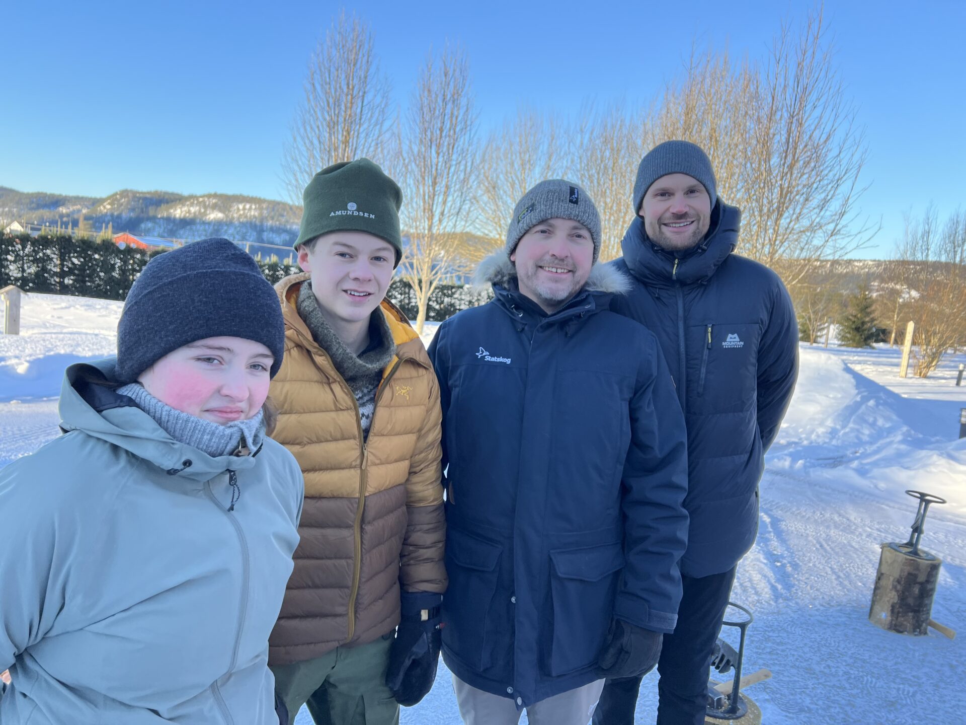 Fra lanseringen av Statskogs satsing på flere sommerjobber i skogbruket. Ungdommer som har hatt sommerjobb i skogen i regi av JOB:U, (f.v.): Ane Dahl og Oliver Bergin. Her sammen med administrerende direktør i Statskog, Gunnar Lien, og landbruks- og matminister Nils Kristen Sandtrøen. (Foto: Trond Gunnar Skillingstad)