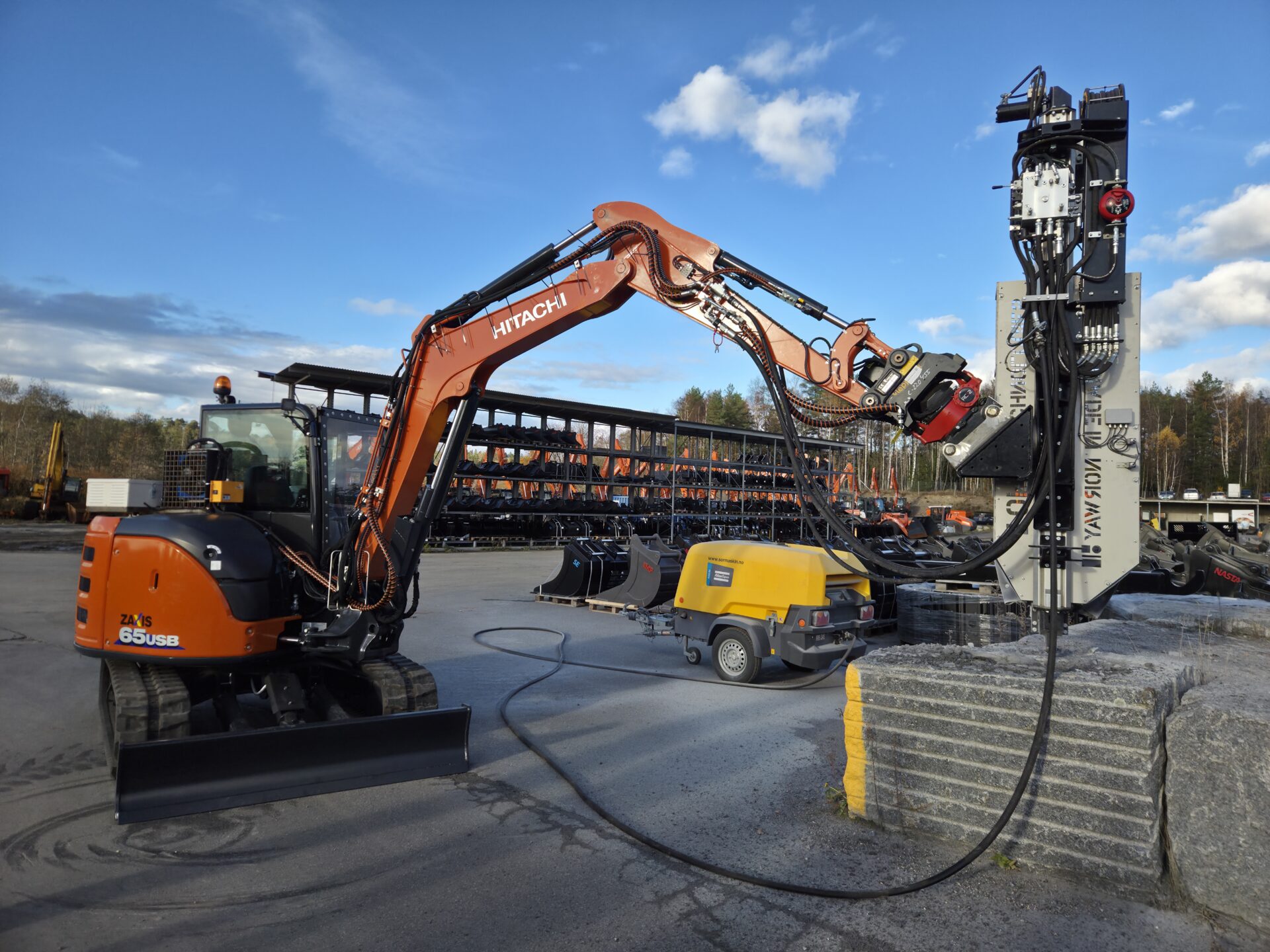 Nasta spsialproduksjon har bygget om minigraveren Hitachi ZX65USB-6 til fjernstyring og med boretårn for bruk i gammel gruve. (Foto: Nasta)
