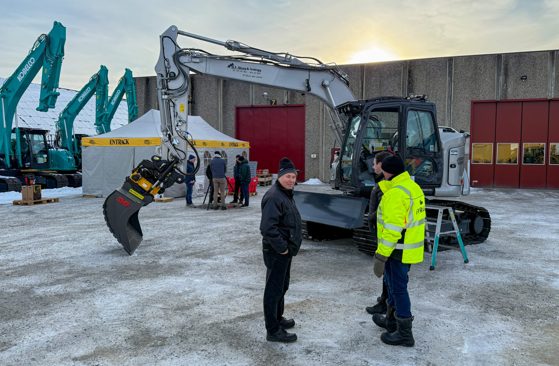 Norgespremieren av Kobelco SK165SRLC-7 var lagt til Entracks anlegg på Grinder. (Foto: Njål Hagen)