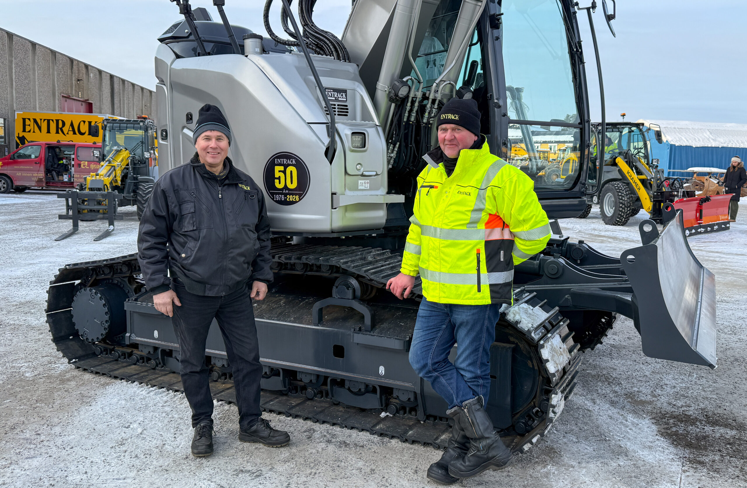 Tom Kvesetberg (t.v.) og Anders Roterud hos Entrack forteller at det har vært stor interesse for den nye «skogsgraveren» Kobelco SK165SRLC-7. Legg for øvrig merke til 50-klistermerket. Det er 50 år siden Entrack ble etablert. (Foto: Njål Hagen)