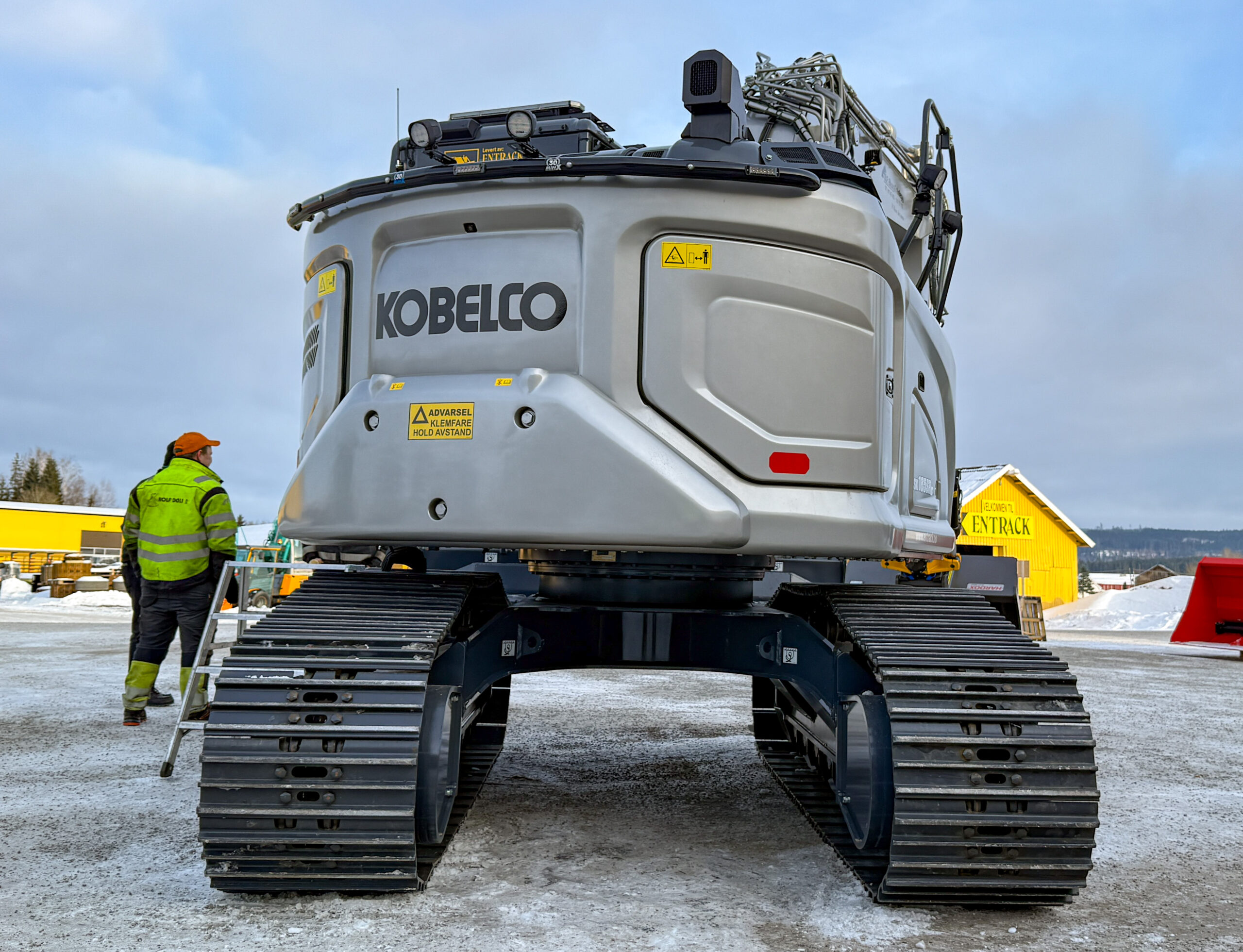 Kraftig undervogn og bakkeklaring på hele 58 cm gjør at Kobelco-graveren tar seg godt frem i terrenget. (Foto: Njål Hagen)