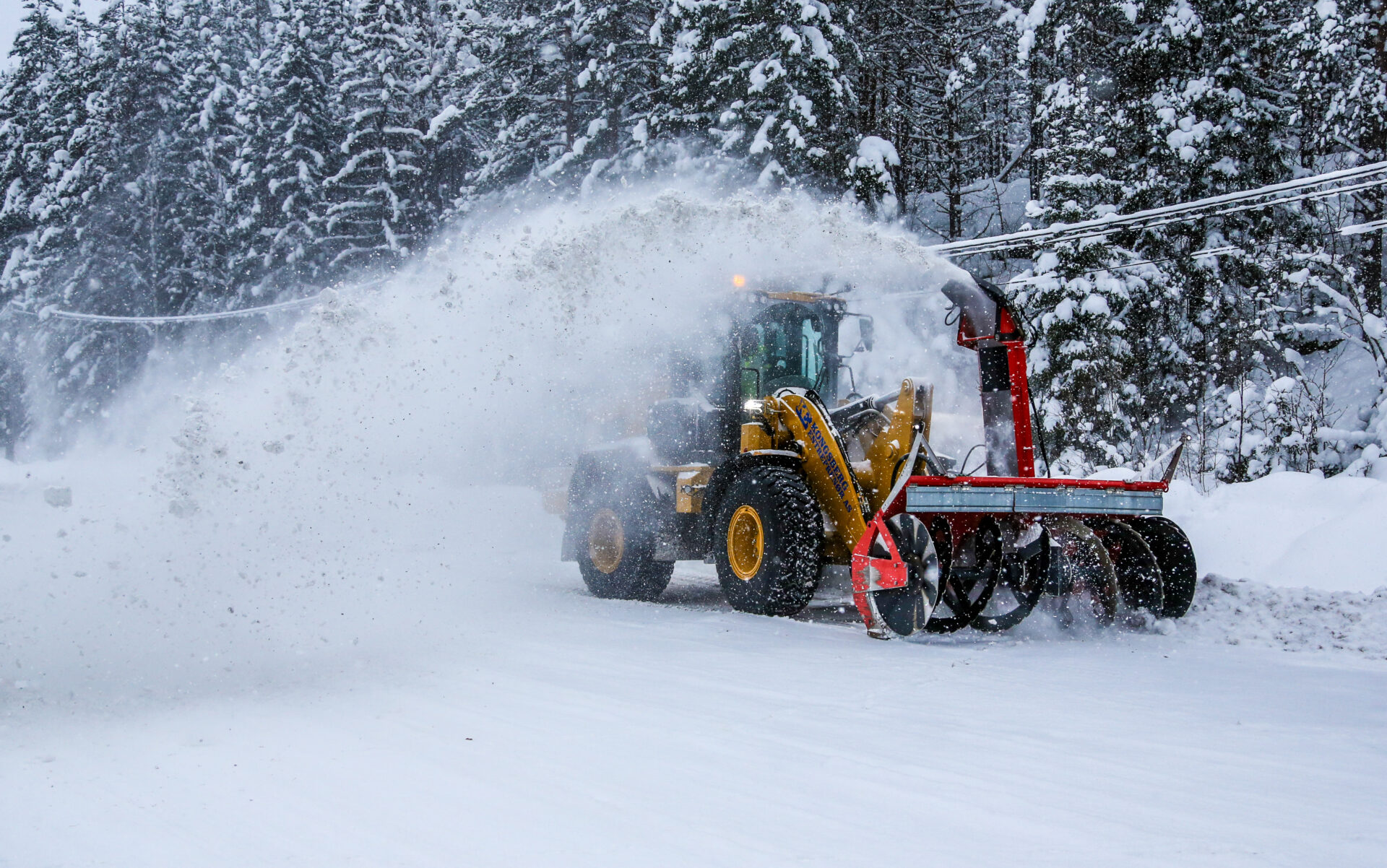 Hjullastere, traktorer, ploger og snøfresere fikk kjørt seg på Kongsberg i februar, under Felleskjøpets snødemo. De fremmøtte kunne prøvekjøre og teste utstyret. (Foto: Runar F. Daler)
