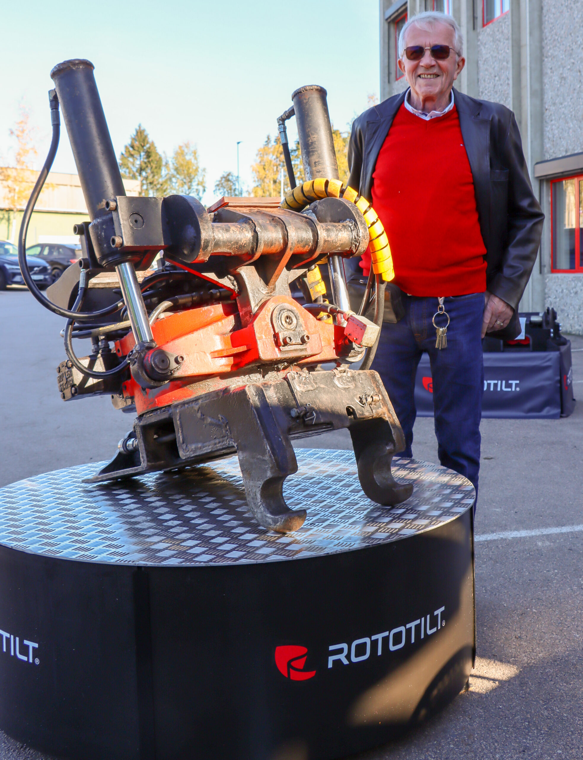 For to år siden ble det markert at det var 30 år siden den første tiltrotatoren fra Rototilt ble solgt i Norge. Dette er den første Rototilt Erling Ånesland solgte. Han var i mange år forhandler av Rototilt i Norge. Tiltrotatoren ble solgt i 1993, og kunden var Gunnar Dalby. Ånesland kjøpte tilbake tiltrotatoren for noen år siden og ga den til Rototilt. Ifølge Ånesland har tiltrotatoren gått mer enn 27 000 timer. (Foto: Njål Hagen)