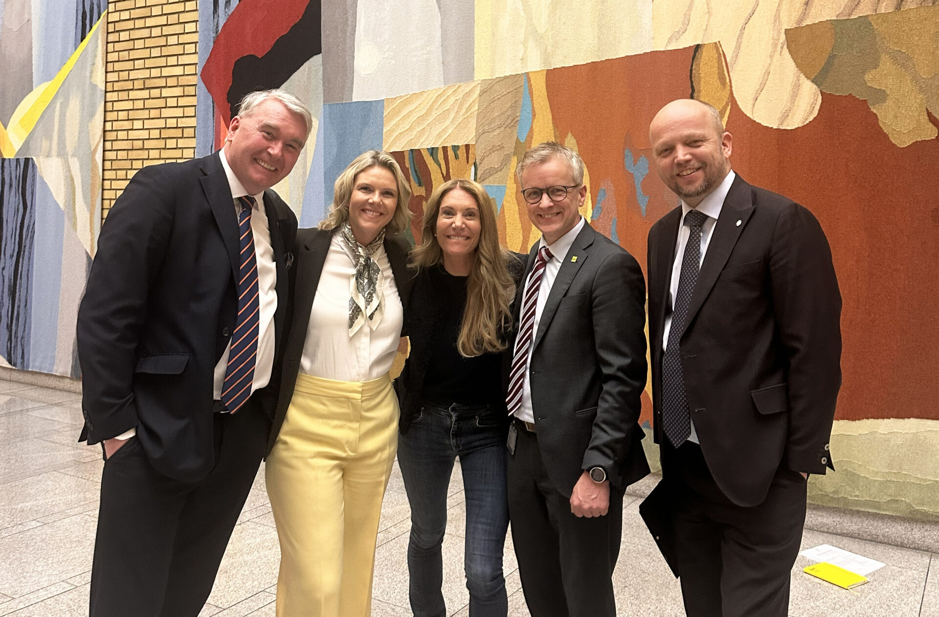 FORNØYD GJENG: (F.v.) Trond Helleland (H), Sylvi Listhaug (FrP), Julie Brodtkorb (MEF), Jørgen Kristiansen (KrF) og Trygve Slagsvold Vedum (Sp). Bildet er tatt minutter etter Stortingets vedtak. (Foto: MEF)