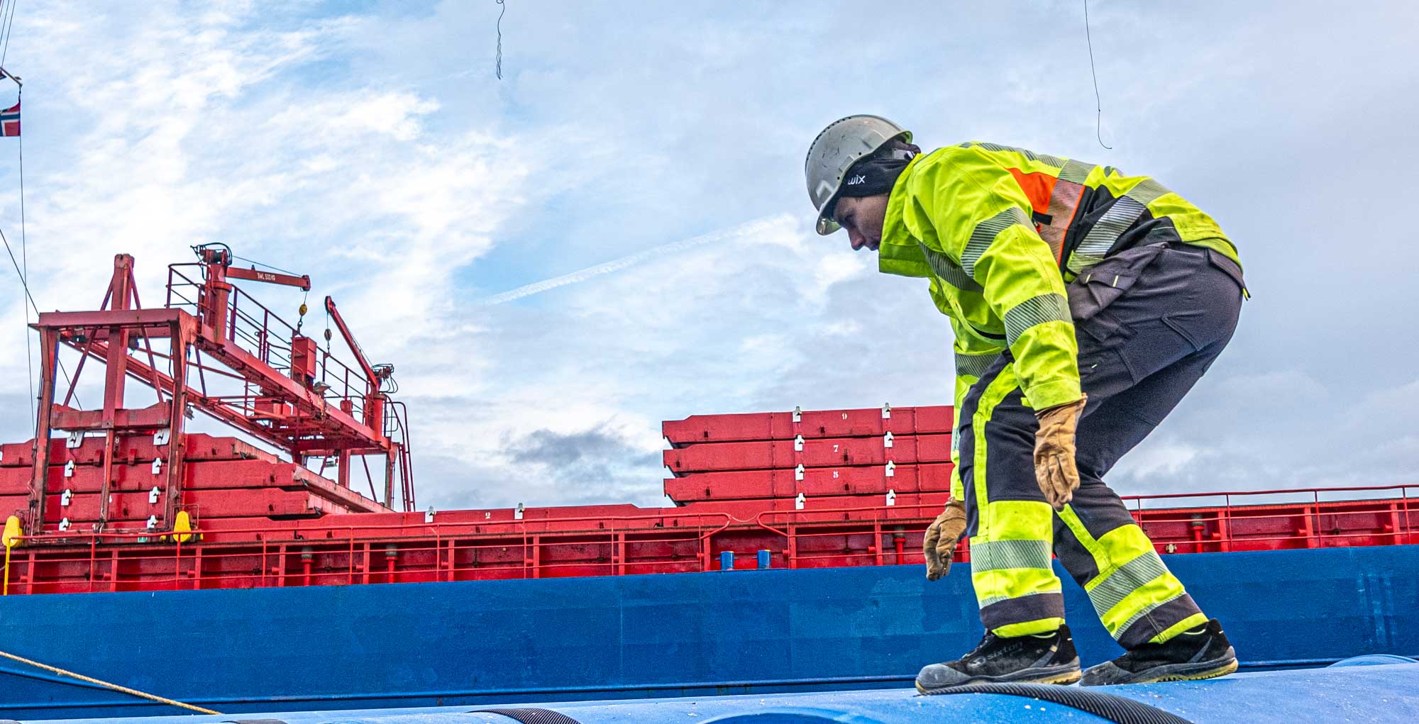 Kontroll ved lossing av rørene i Drammen. Her ved Knut Stensberg i SG PAM Norge AS. (Foto: Jørn Søderholm, Praktisk Talt AS)