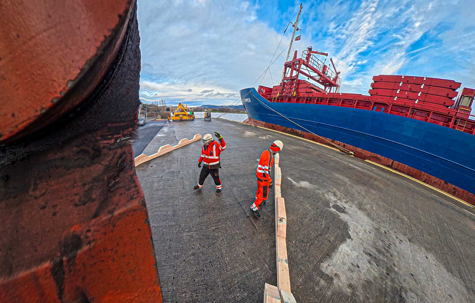 Mannskap fra Drammen Havn gjør klart til å ta imot 300 rør, fra én av totalt ti båtlaster. (Foto: Jørn Søderholm, Praktisk Talt AS)