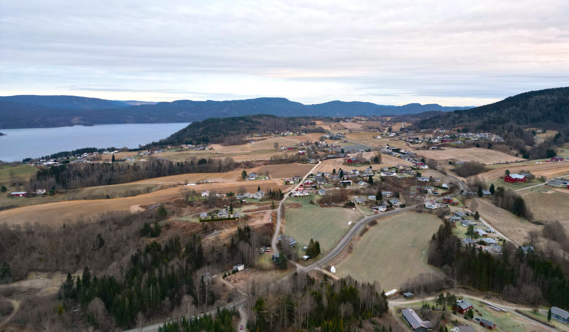 Fensfeltet sett fra luften: I dette området har REN rettigheter til Europas største forekomst av de kritiske råvarene sjeldne jordarter. (Foto: REN)