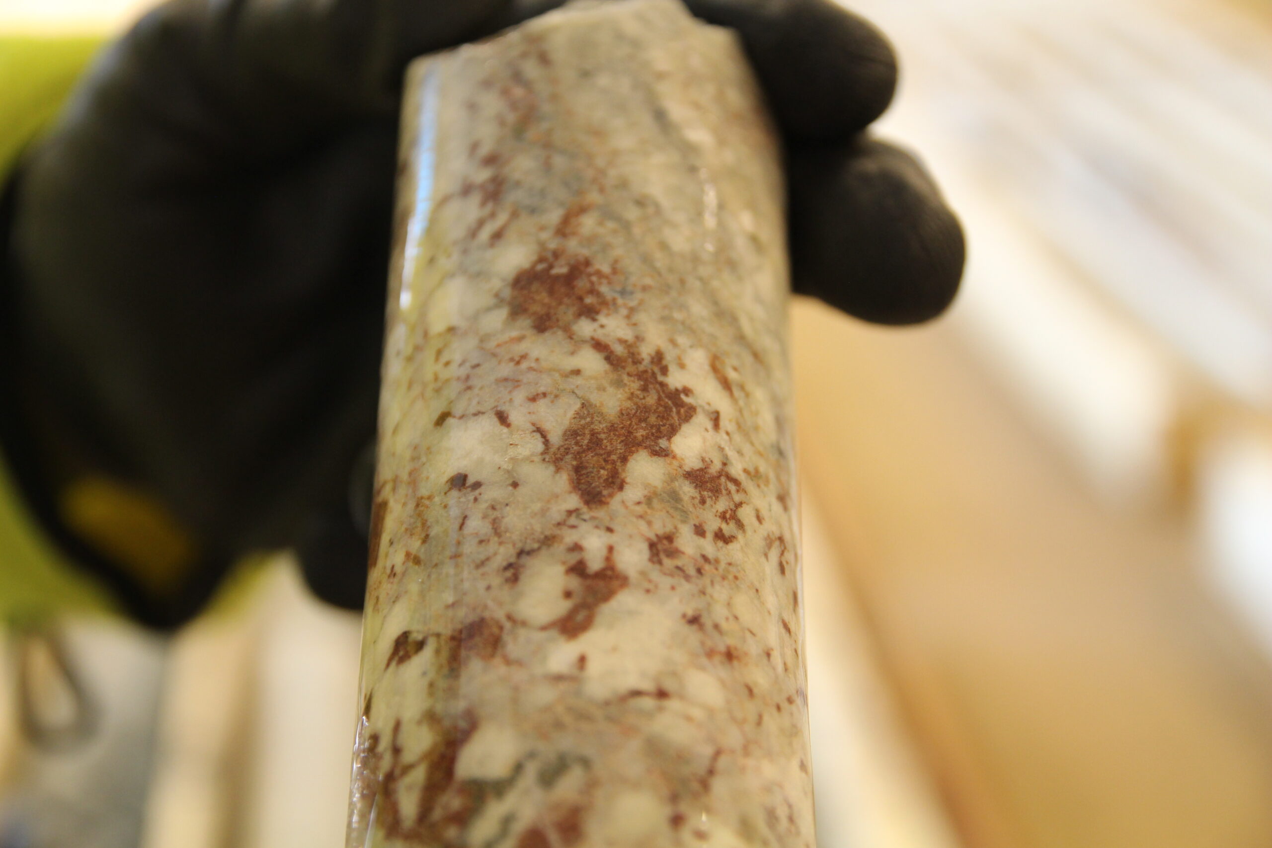 En kjerneprøve med sjeldne jordarter. Totalt er det analysert om lag 30 000 meter borekjerner. (Foto: Tor Espen Simonsen)