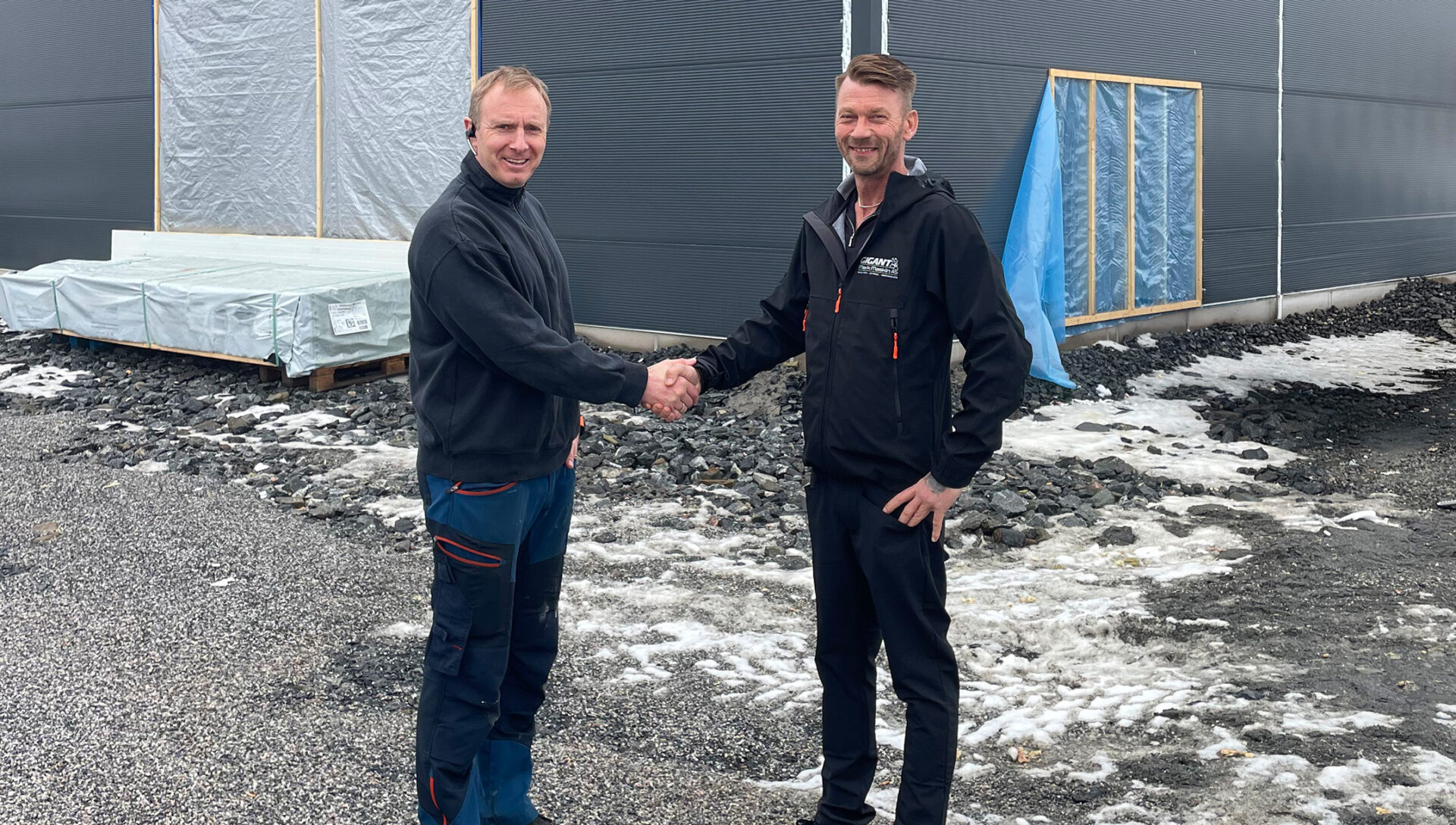 Ole Johan Kirkeng (t.h.) overtar som daglig leder i Mørk Maskin AS etter Nils Anton Mørk. (Foto: Mørk Maskin)