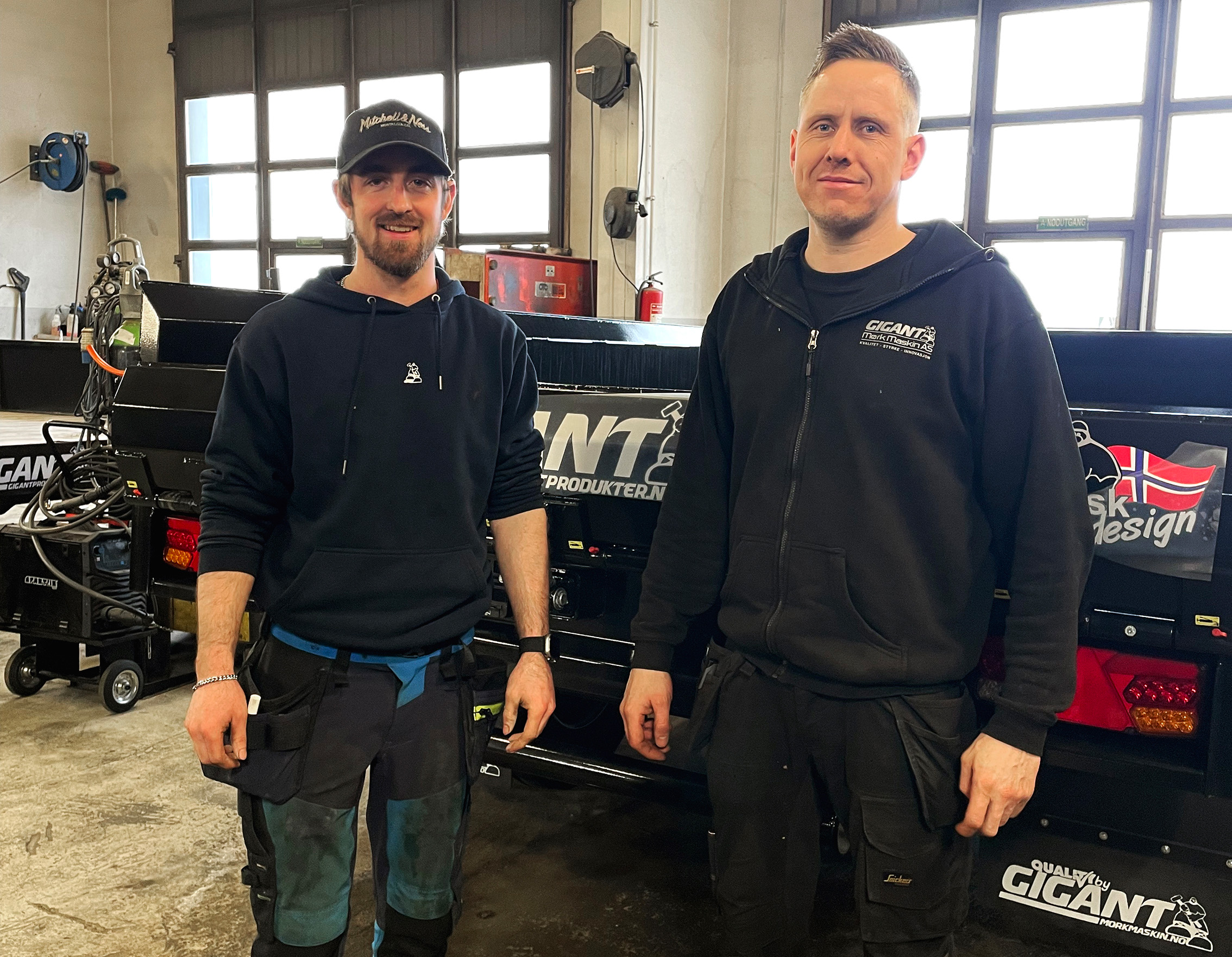 Nyansatte Tommy Torrissen Pettersen (t.v.) og Thomas Karlsen på verkstedet. (Foto: Mørk Maskin)