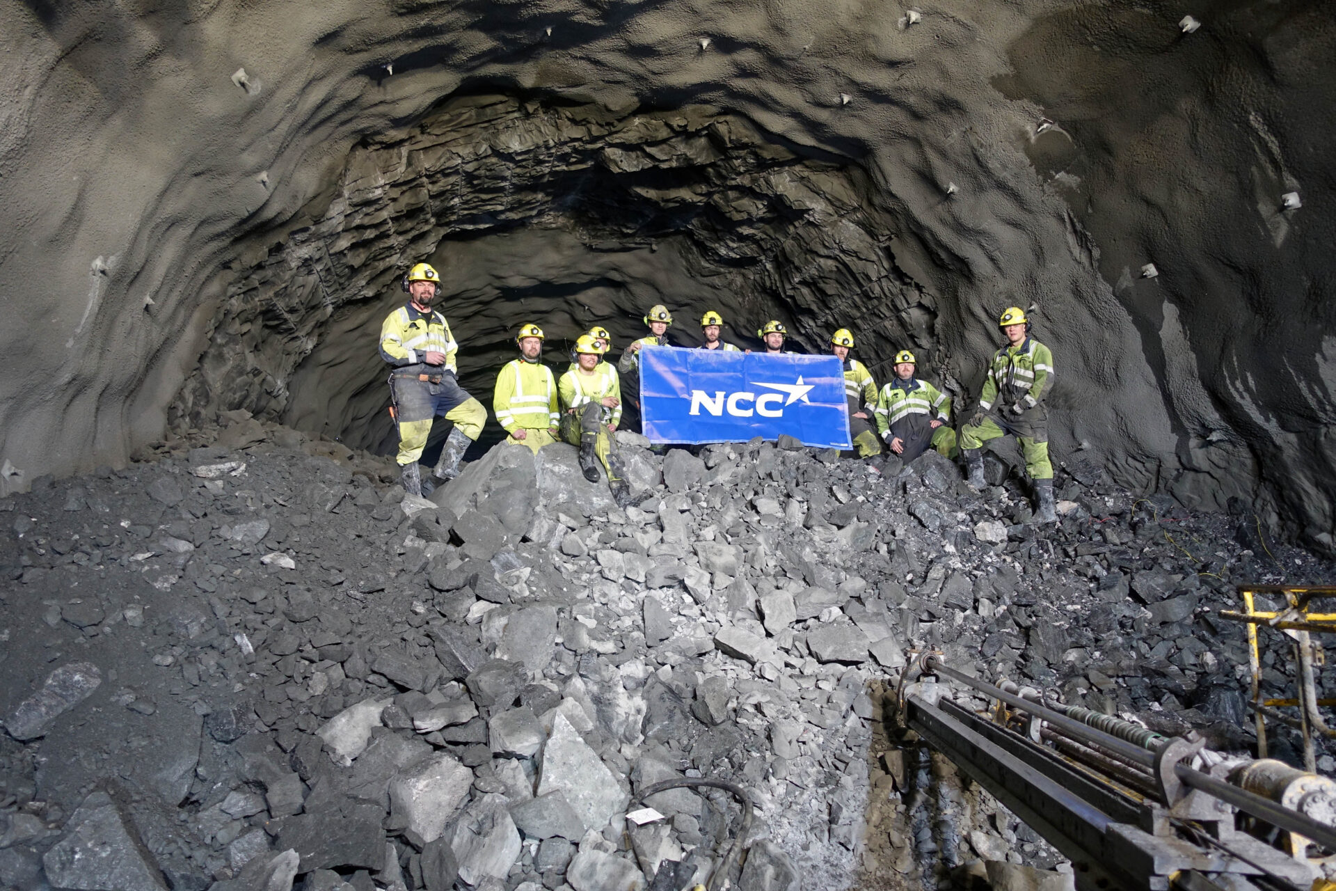 Fornøyde NCC-arbeidere etter at gjennomslagssalven i løp to av Lerstadtunnelen var fyrt av. (Foto: Eivind Gilleshammer, Statens vegvesen)