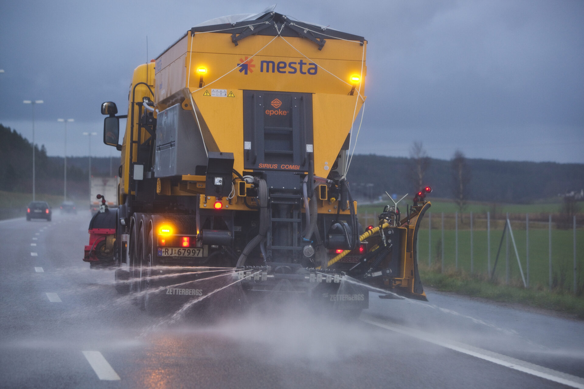 Ved hjelp av KI og avansert teknologi er det et mål at bruken av veisalt skal reduseres. (Foto: Mesta)