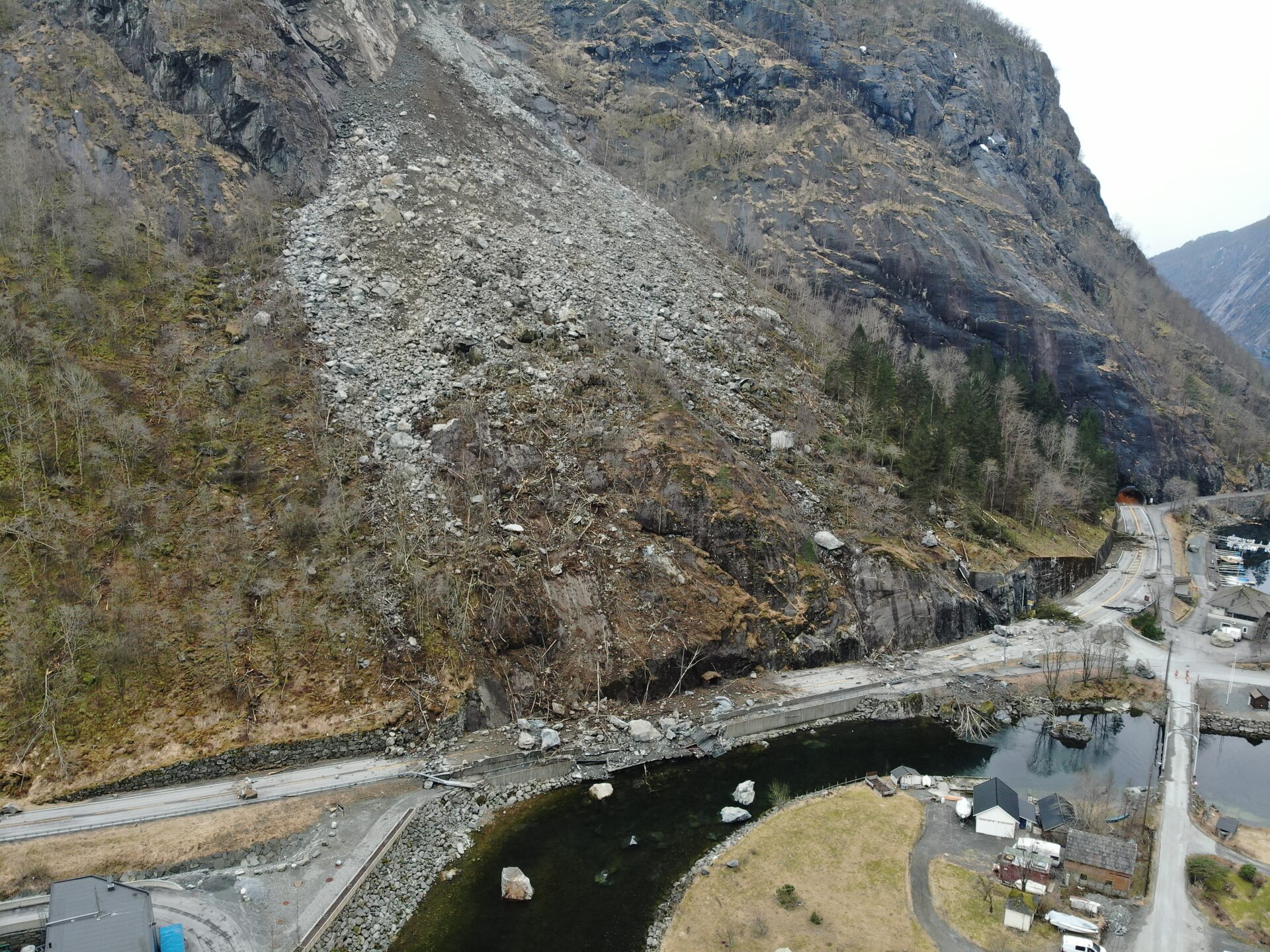 E134 Fjæra i Etne etter vellykket sprenging. (Foto: Emil Solbakken, Statens vegvesen)