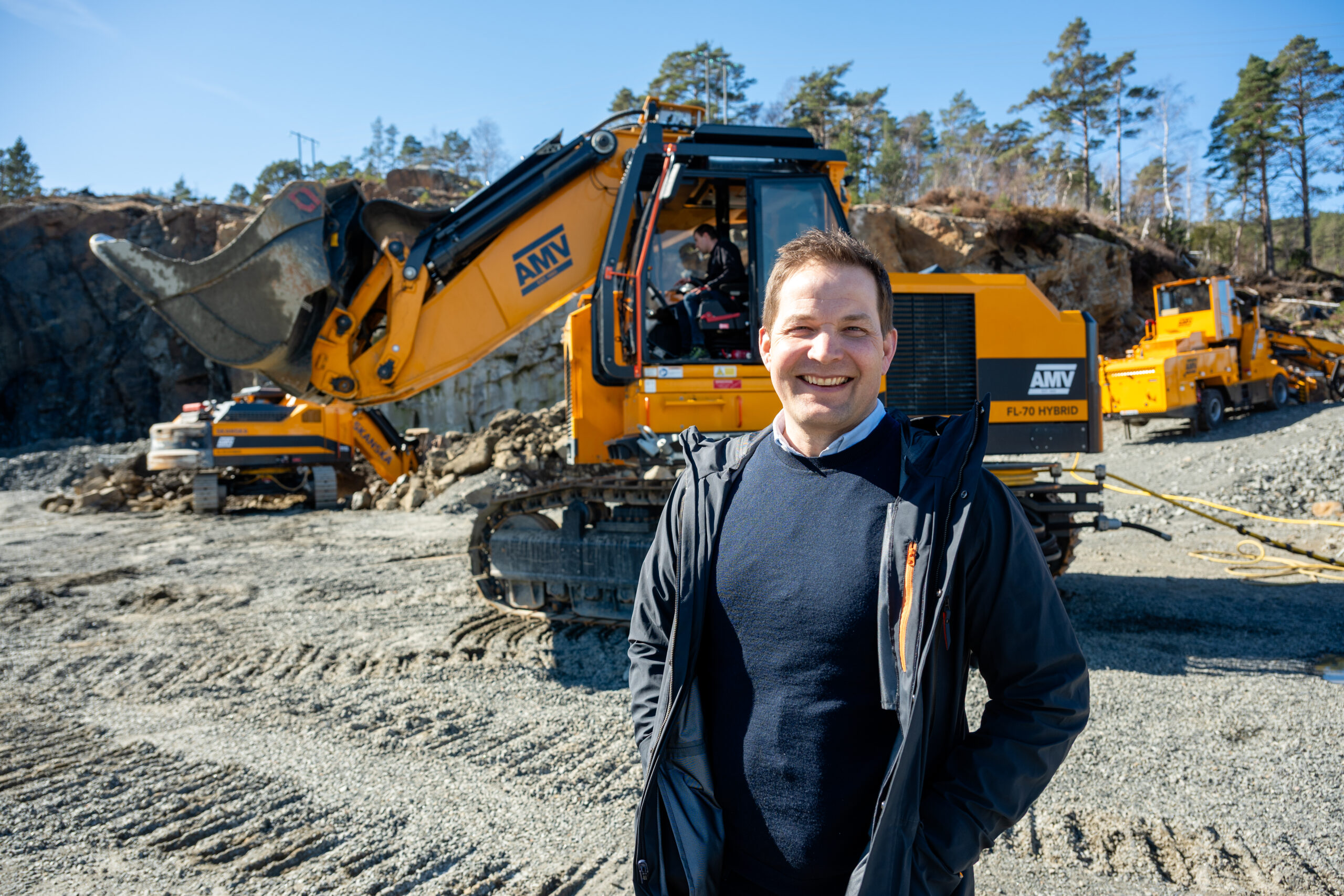 Adm.dir. Peder Andersen i AMV er glad for å ta fått industrimotor fra Scania i sine frontgravere. Scanias utstrakte servicenett mener han vil bli viktig for deres kunder i tiden som kommer. (Foto: Norsk Scania)