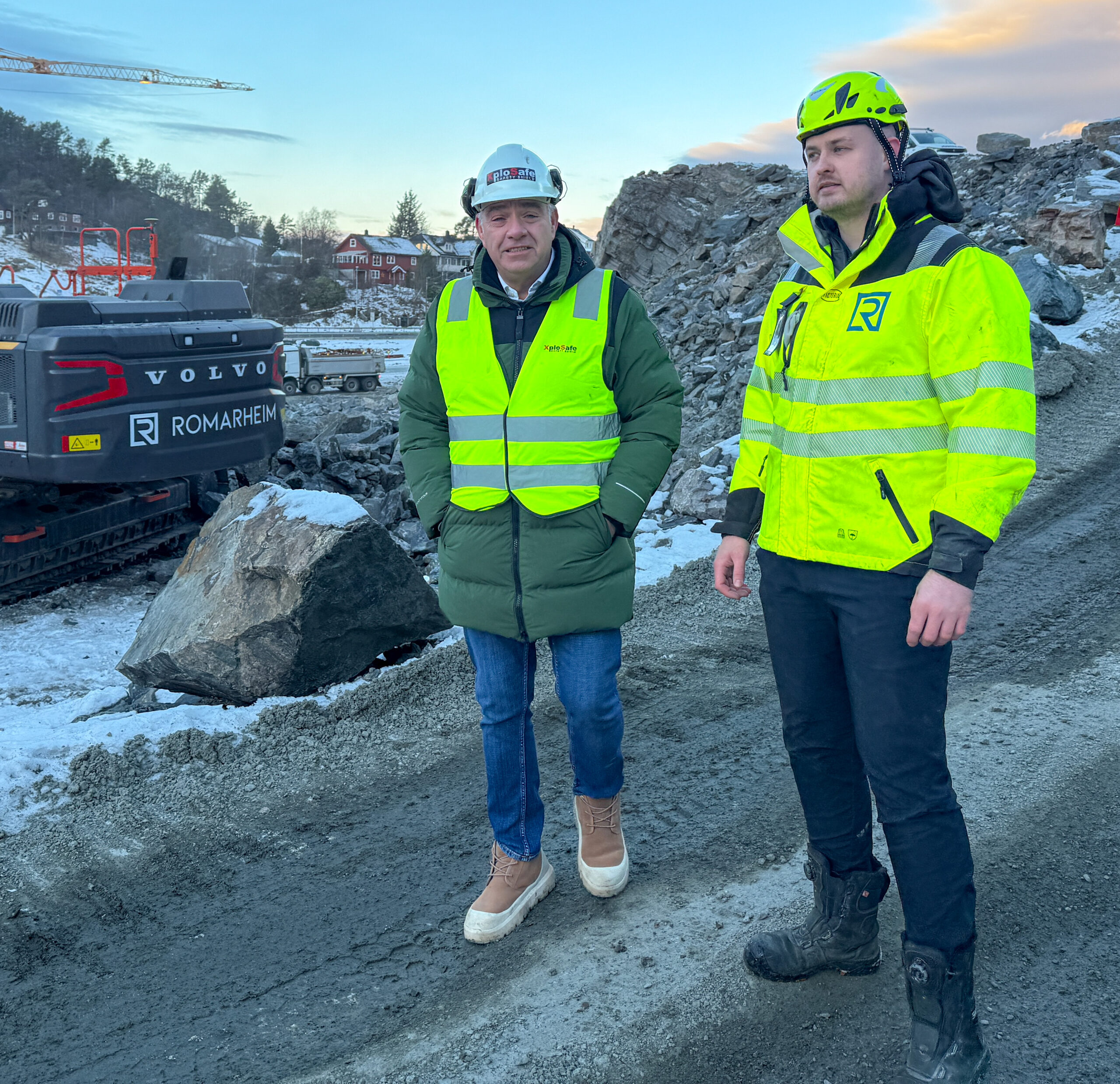 Maskinansvarlig Gard Knarvik hos Romarheim Entreprenør (t.h.) har siden 2024 montert sikkerhetsruter fra Xplosafe i alle rutene på alle beltegraverne selskapet har. Kai Marius Klein hos Xplosafe synes det er flott å forholde seg til en seriøs aktør som Romarheim Entreprenør. – De er veldig etterrettelige, og deres erfaringer gjør oss enda bedre, sier Klein. (Foto: Njål Hagen) 