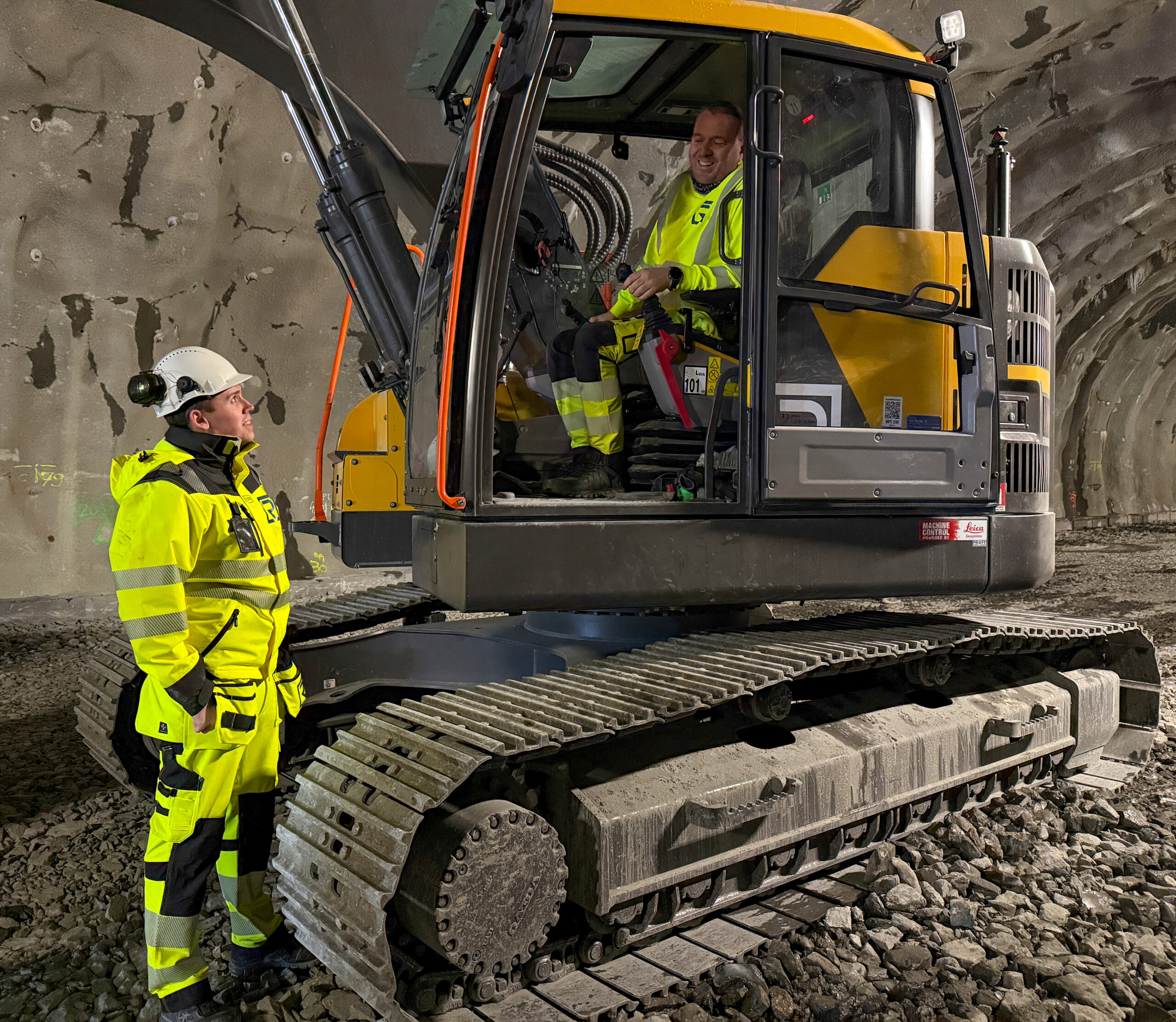 Prosjektingeniør Kasper Håland i samtale med maskinfører Karl Hogne Iden. Korthekkeren Volvo ECR235EL har Xplosafe sikkerhetsruter i alle ruter. (Foto: Njål Hagen)