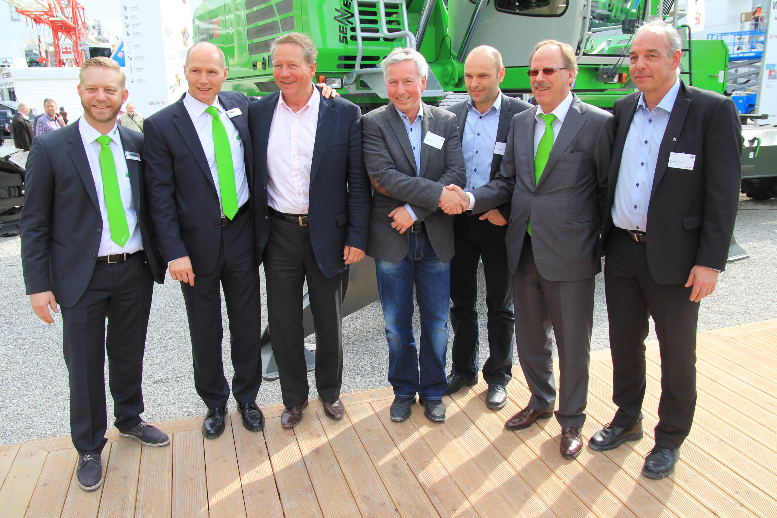 På Bauma i München i 2013 signerte Volvo Maskin avtale med Sennebogen om norsk agentur av de tyske maskinene. Fra den dagen og frem til i dag har Grepperud vært produktsjef for Sennebogen-maskinene. På bildet er Knut Grepperud (i midten) omgitt av tidligere Volvo Maskin-sjef Jon Vislie (t.v.) og David Kristianslund (t.h.), og lengst til høyre er Morten Karlsen, den gang teknisk sjef i Volvo Maskin. De med grønne slips er representanter fra Sennebogen. (Foto: Njål Hagen)
