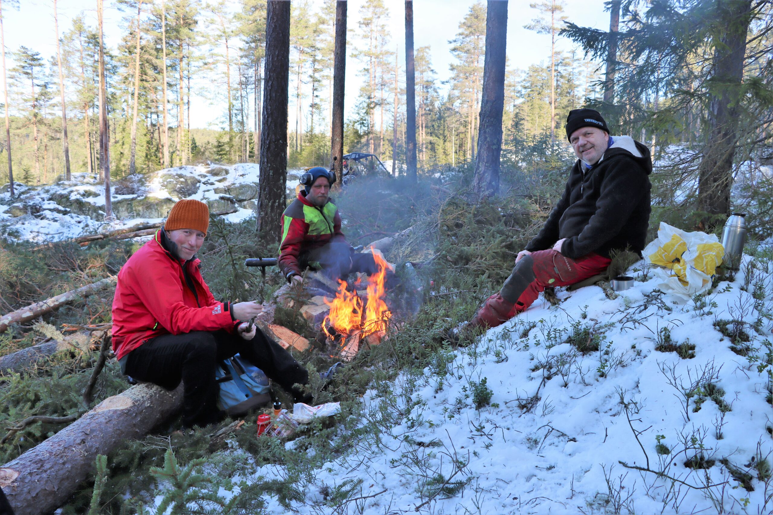 Med stor familie, hund, hytte, småbruk, jakt, flere maskiner og veteranbiler, valp og stor treningsglede kommer nok ikke pensjonisten Knut Grepperud ha problemer med å fylle tiden. Her fra en tur i skogen med bror og nevø. Fra venstre: Knut Grepperud, Nils Eivind Grepperud (nevø) og Emil Grepperud (bror). (Foto: Njål Hagen)