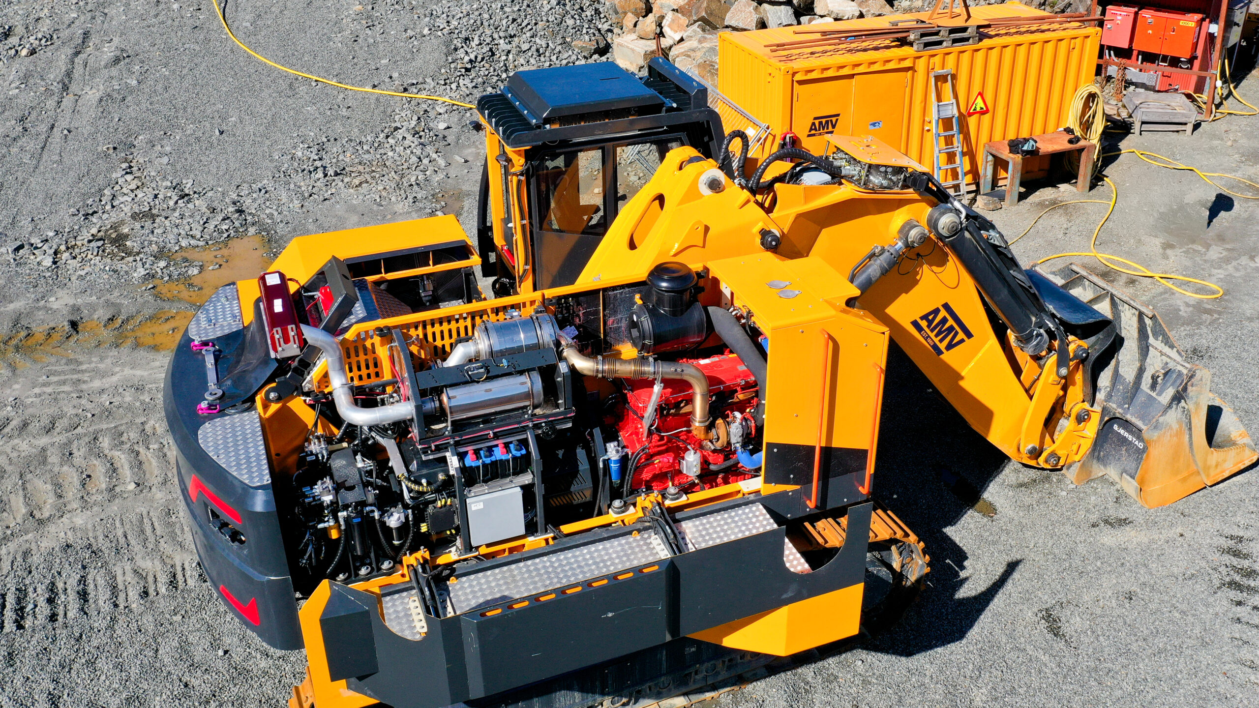 AMV har byttet til Scanias 13-liters industrimotor i sin hybrid frontgraver FL-70. Den oransje dieselmotoren fra Scania står sammen med den elektriske drivlinjen i maskinen. (Foto: Norsk Scania)