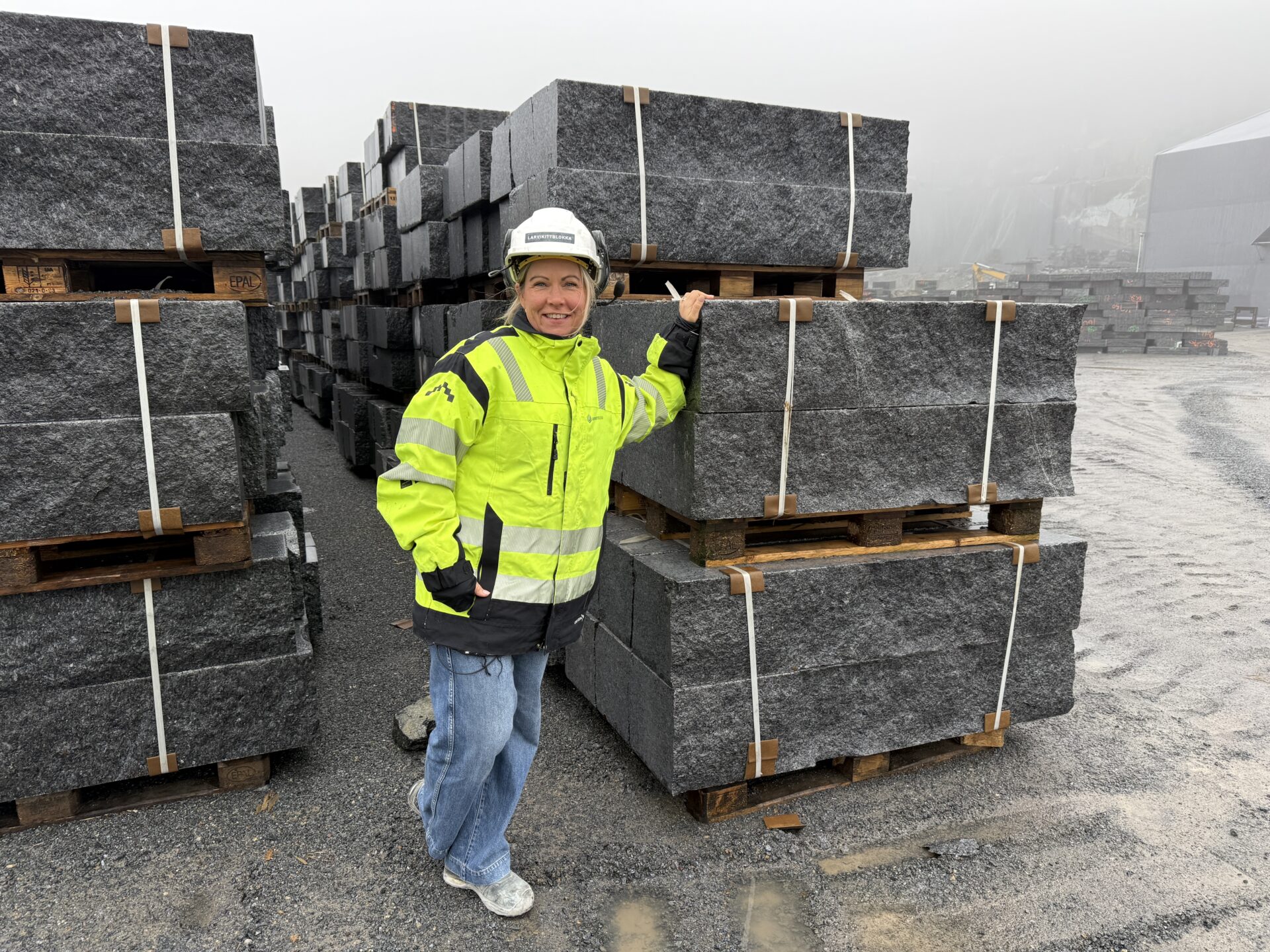 Hanne Støvland Jørgensen hos Larvikittblokka oppfordrer kunder og byggherrer om å ta kontakt med dem for informasjon om EPD og norsk naturstein. (Foto: Njål Hagen)