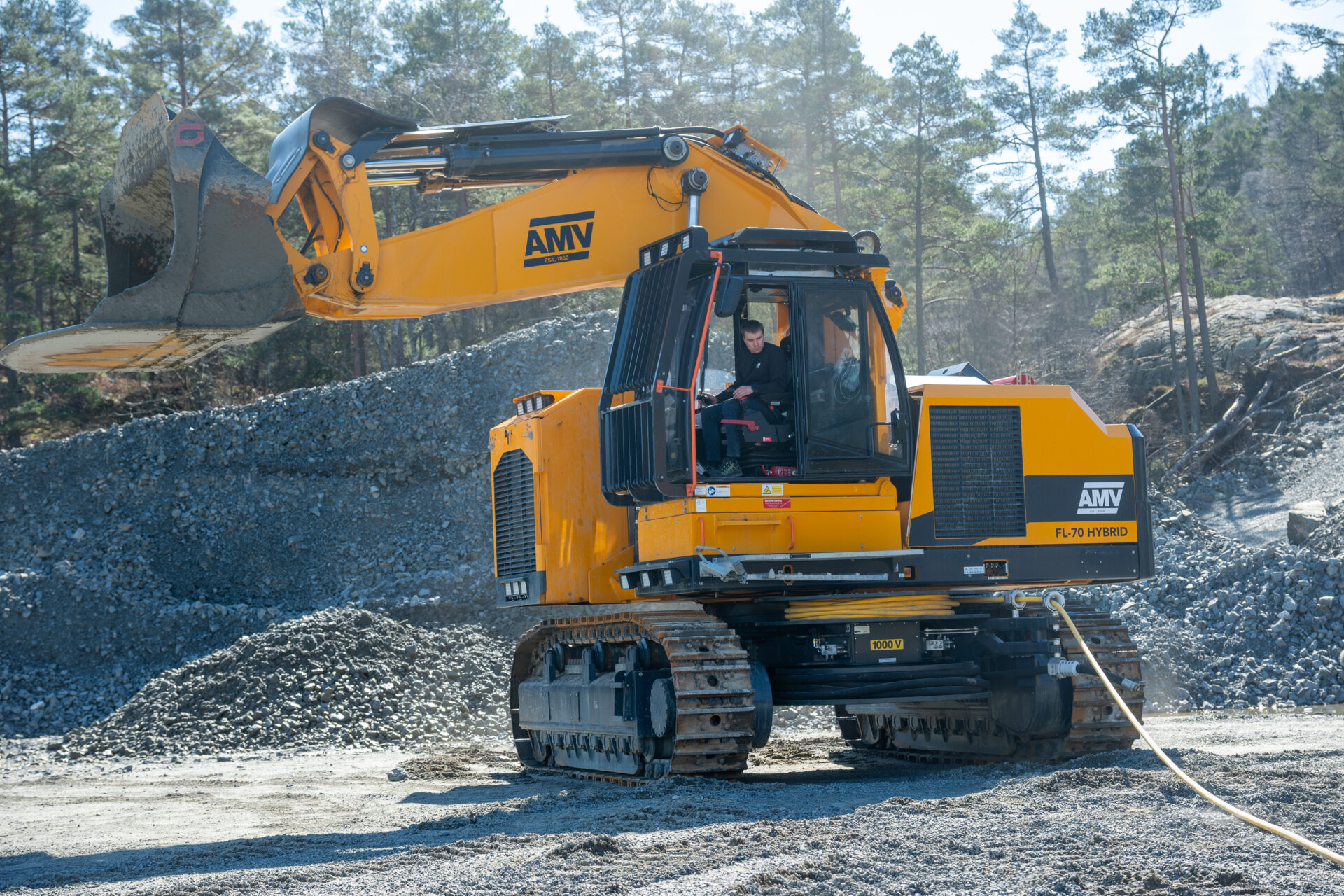 FL-70 graverne er hybride og går på strøm når de laster. Dieselmotoren fra Scania bruker til å forflytte maskinen inne i tunnelen og som reserveløsning hvis strømforsyningen skulle falle ut. (Foto: Norsk Scania)